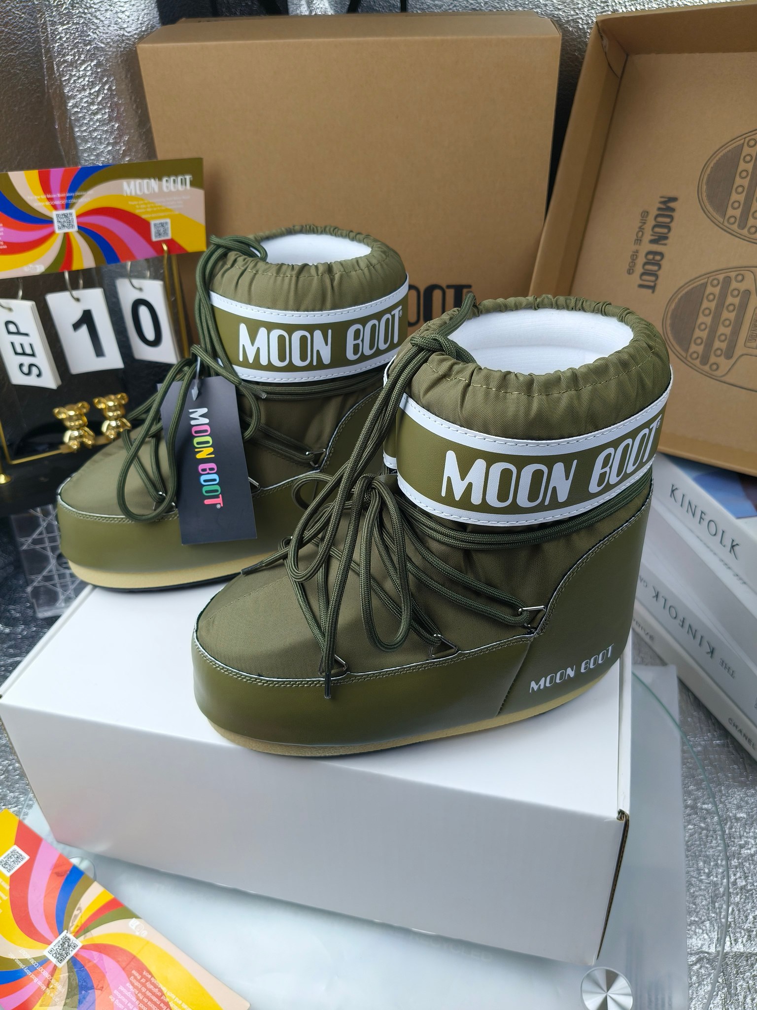  情侣款  滑雪季的宠儿
Moon Boot月亮靴雪地靴
在千禧年就已经非常火了
当年paris hilton、victoria beckham
等名人经常穿它，如今Y2K风潮再次流行
痞幼同款QQ秀穿搭
万人大秀的丑萌雪地靴重新翻红
不分男女不分左右
看着巨无霸巨实际配瑜伽裤巨显瘦
想要去北方的姐妹可以冲了
玩雪必备彻底杀疯
❶鞋面：进口防水布
❷内里：100%高端纤羽绵内胆
❸鞋底：热塑性橡胶
❹尺码：35－38，39-41，42－44
❺包装：moon boot原版透明手提袋
❻内增高：4cm