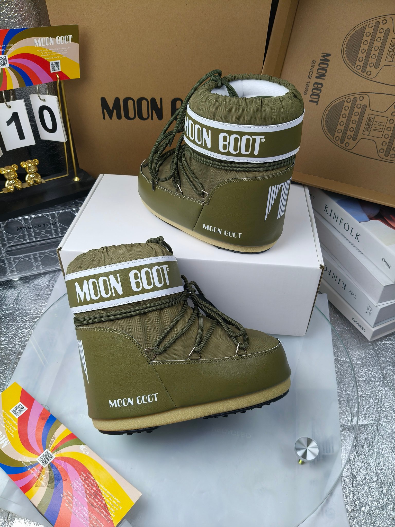  情侣款  滑雪季的宠儿
Moon Boot月亮靴雪地靴
在千禧年就已经非常火了
当年paris hilton、victoria beckham
等名人经常穿它，如今Y2K风潮再次流行
痞幼同款QQ秀穿搭
万人大秀的丑萌雪地靴重新翻红
不分男女不分左右
看着巨无霸巨实际配瑜伽裤巨显瘦
想要去北方的姐妹可以冲了
玩雪必备彻底杀疯
❶鞋面：进口防水布
❷内里：100%高端纤羽绵内胆
❸鞋底：热塑性橡胶
❹尺码：35－38，39-41，42－44
❺包装：moon boot原版透明手提袋
❻内增高：4cm