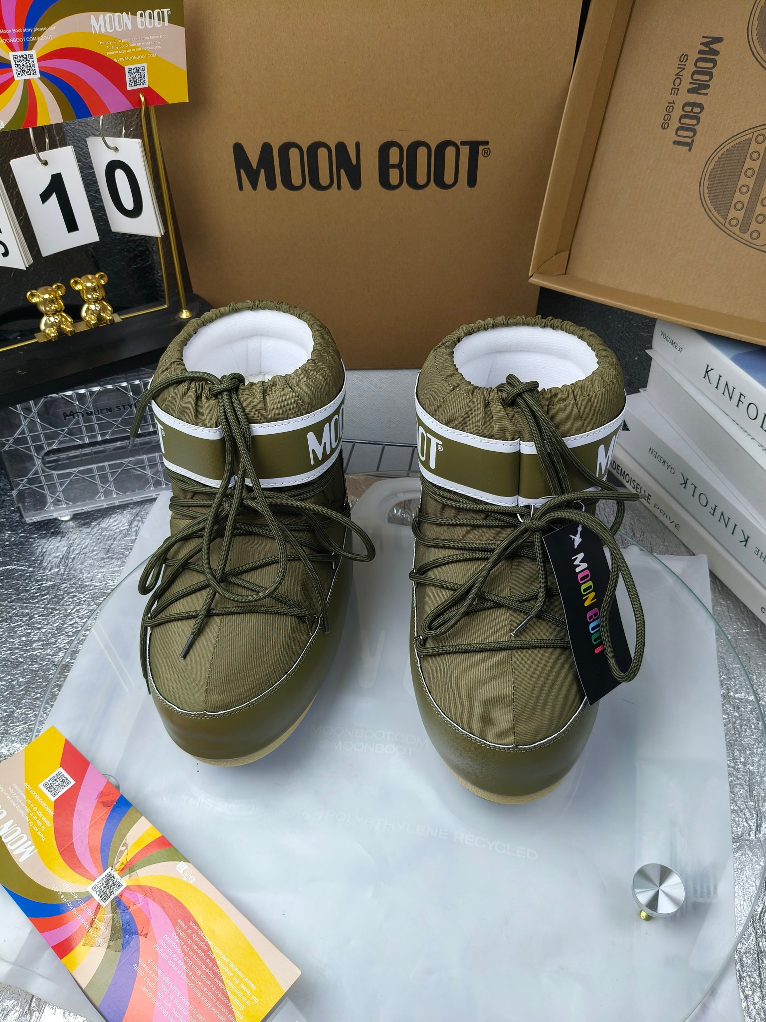  情侣款  滑雪季的宠儿
Moon Boot月亮靴雪地靴
在千禧年就已经非常火了
当年paris hilton、victoria beckham
等名人经常穿它，如今Y2K风潮再次流行
痞幼同款QQ秀穿搭
万人大秀的丑萌雪地靴重新翻红
不分男女不分左右
看着巨无霸巨实际配瑜伽裤巨显瘦
想要去北方的姐妹可以冲了
玩雪必备彻底杀疯
❶鞋面：进口防水布
❷内里：100%高端纤羽绵内胆
❸鞋底：热塑性橡胶
❹尺码：35－38，39-41，42－44
❺包装：moon boot原版透明手提袋
❻内增高：4cm