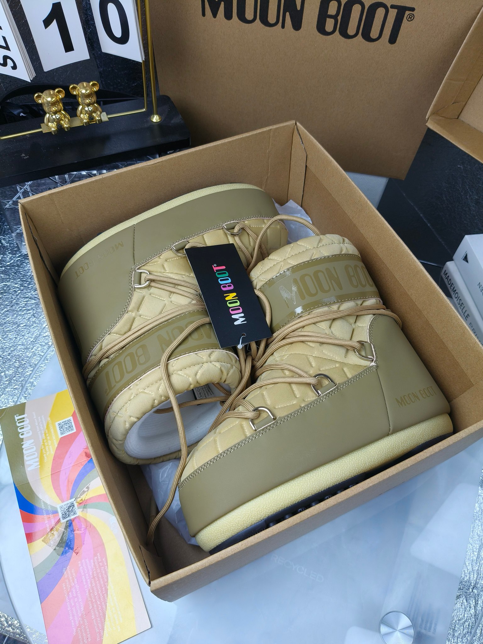  情侣款  滑雪季的宠儿
Moon Boot月亮靴雪地靴
在千禧年就已经非常火了
当年paris hilton、victoria beckham
等名人经常穿它，如今Y2K风潮再次流行
痞幼同款QQ秀穿搭
万人大秀的丑萌雪地靴重新翻红
不分男女不分左右
看着巨无霸巨实际配瑜伽裤巨显瘦
想要去北方的姐妹可以冲了
玩雪必备彻底杀疯
❶鞋面：进口防水布
❷内里：100%高端纤羽绵内胆
❸鞋底：热塑性橡胶
❹尺码：35－38，39-41，42－44
❺包装：moon boot原版透明手提袋
❻内增高：4cm