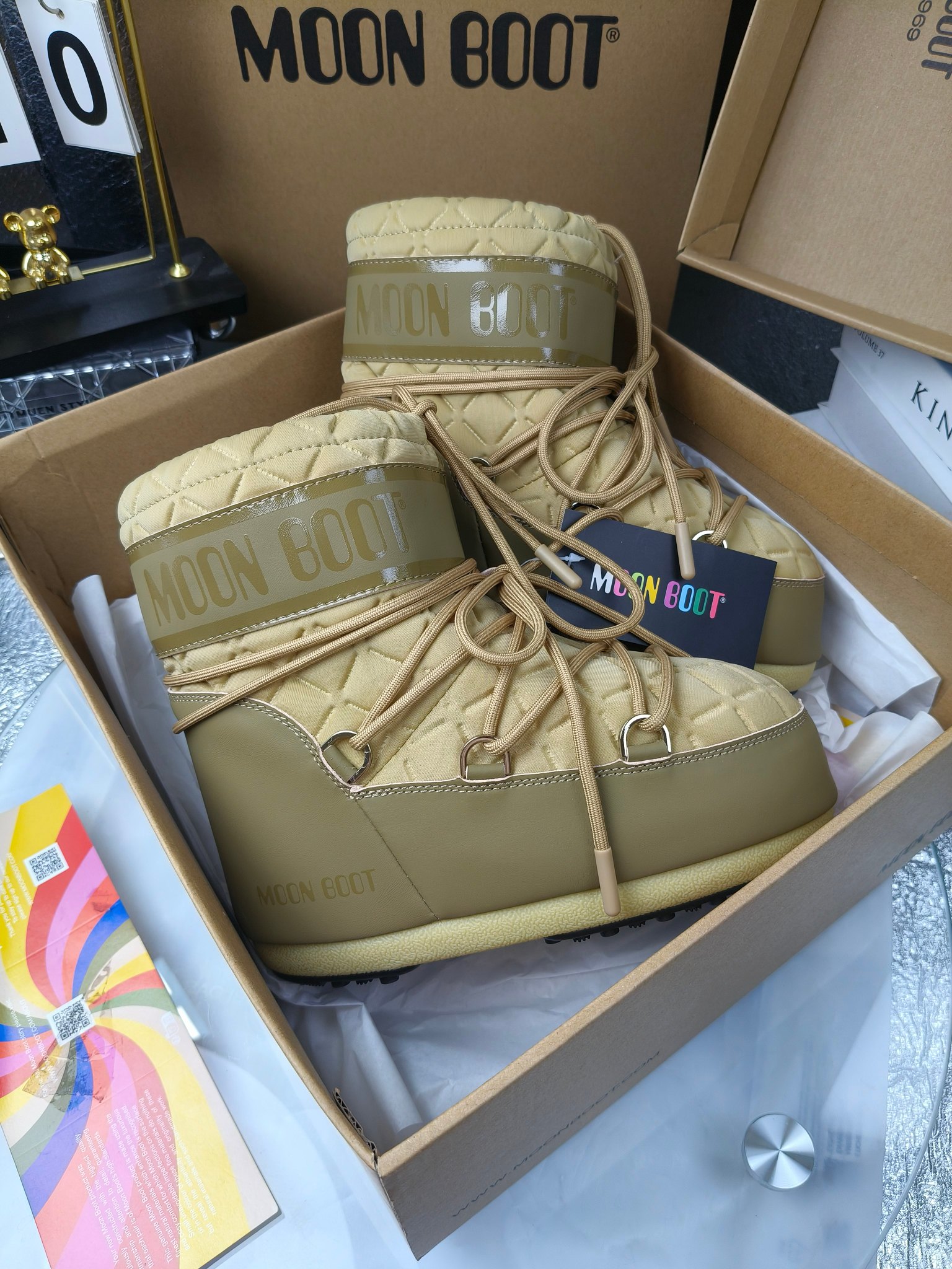  情侣款  滑雪季的宠儿
Moon Boot月亮靴雪地靴
在千禧年就已经非常火了
当年paris hilton、victoria beckham
等名人经常穿它，如今Y2K风潮再次流行
痞幼同款QQ秀穿搭
万人大秀的丑萌雪地靴重新翻红
不分男女不分左右
看着巨无霸巨实际配瑜伽裤巨显瘦
想要去北方的姐妹可以冲了
玩雪必备彻底杀疯
❶鞋面：进口防水布
❷内里：100%高端纤羽绵内胆
❸鞋底：热塑性橡胶
❹尺码：35－38，39-41，42－44
❺包装：moon boot原版透明手提袋
❻内增高：4cm