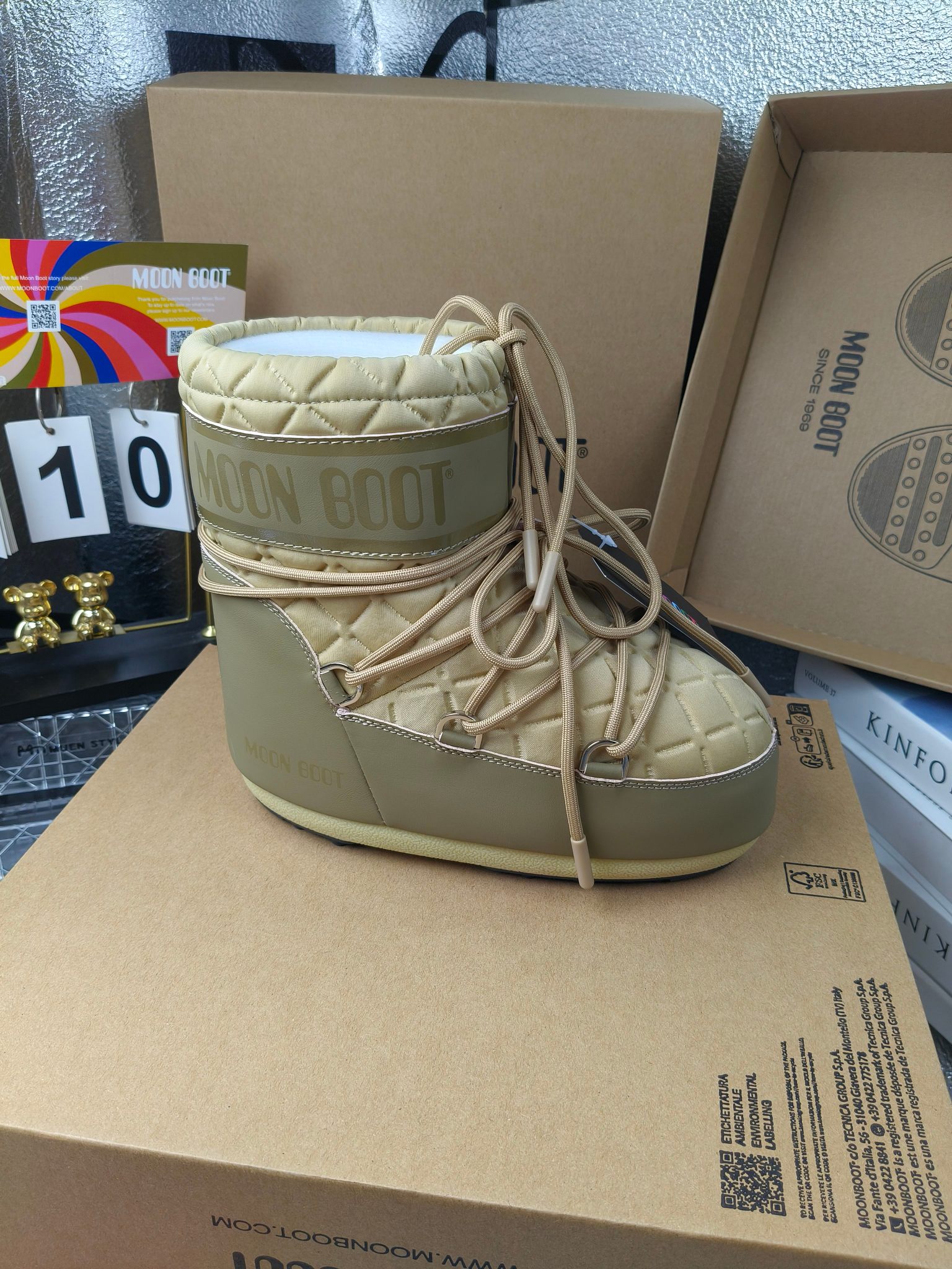  情侣款  滑雪季的宠儿
Moon Boot月亮靴雪地靴
在千禧年就已经非常火了
当年paris hilton、victoria beckham
等名人经常穿它，如今Y2K风潮再次流行
痞幼同款QQ秀穿搭
万人大秀的丑萌雪地靴重新翻红
不分男女不分左右
看着巨无霸巨实际配瑜伽裤巨显瘦
想要去北方的姐妹可以冲了
玩雪必备彻底杀疯
❶鞋面：进口防水布
❷内里：100%高端纤羽绵内胆
❸鞋底：热塑性橡胶
❹尺码：35－38，39-41，42－44
❺包装：moon boot原版透明手提袋
❻内增高：4cm