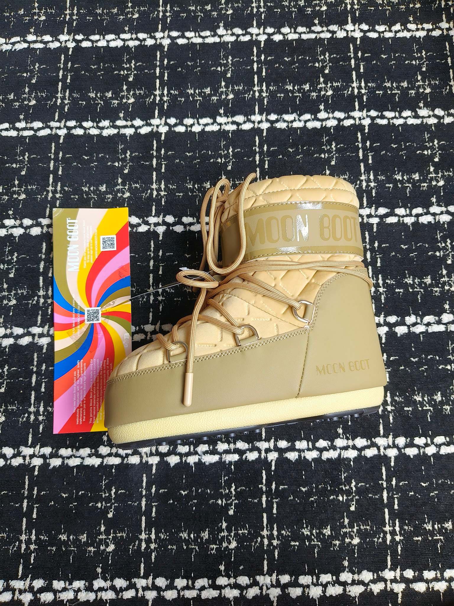  情侣款  滑雪季的宠儿
Moon Boot月亮靴雪地靴
在千禧年就已经非常火了
当年paris hilton、victoria beckham
等名人经常穿它，如今Y2K风潮再次流行
痞幼同款QQ秀穿搭
万人大秀的丑萌雪地靴重新翻红
不分男女不分左右
看着巨无霸巨实际配瑜伽裤巨显瘦
想要去北方的姐妹可以冲了
玩雪必备彻底杀疯
❶鞋面：进口防水布
❷内里：100%高端纤羽绵内胆
❸鞋底：热塑性橡胶
❹尺码：35－38，39-41，42－44
❺包装：moon boot原版透明手提袋
❻内增高：4cm