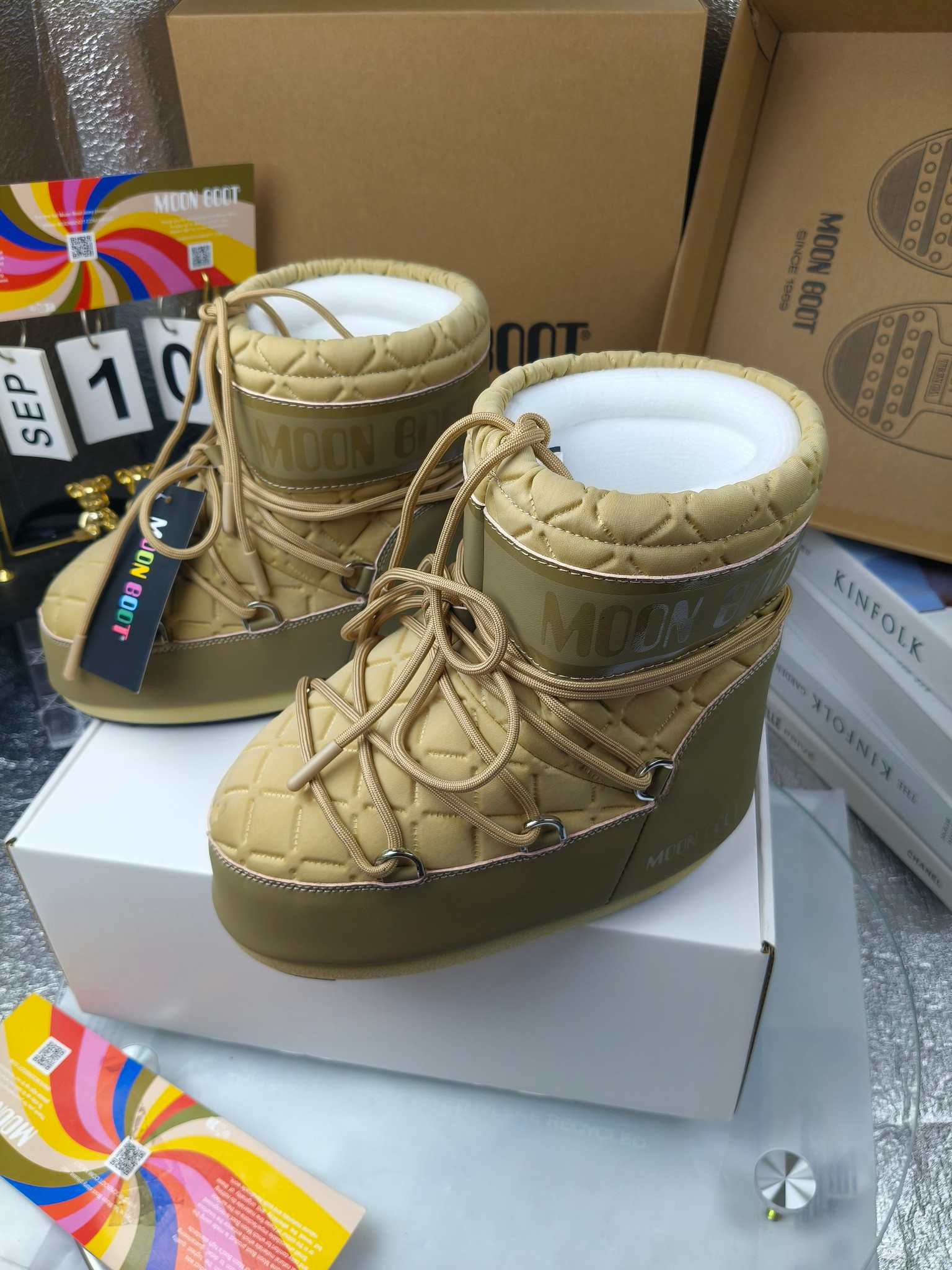  情侣款  滑雪季的宠儿
Moon Boot月亮靴雪地靴
在千禧年就已经非常火了
当年paris hilton、victoria beckham
等名人经常穿它，如今Y2K风潮再次流行
痞幼同款QQ秀穿搭
万人大秀的丑萌雪地靴重新翻红
不分男女不分左右
看着巨无霸巨实际配瑜伽裤巨显瘦
想要去北方的姐妹可以冲了
玩雪必备彻底杀疯
❶鞋面：进口防水布
❷内里：100%高端纤羽绵内胆
❸鞋底：热塑性橡胶
❹尺码：35－38，39-41，42－44
❺包装：moon boot原版透明手提袋
❻内增高：4cm