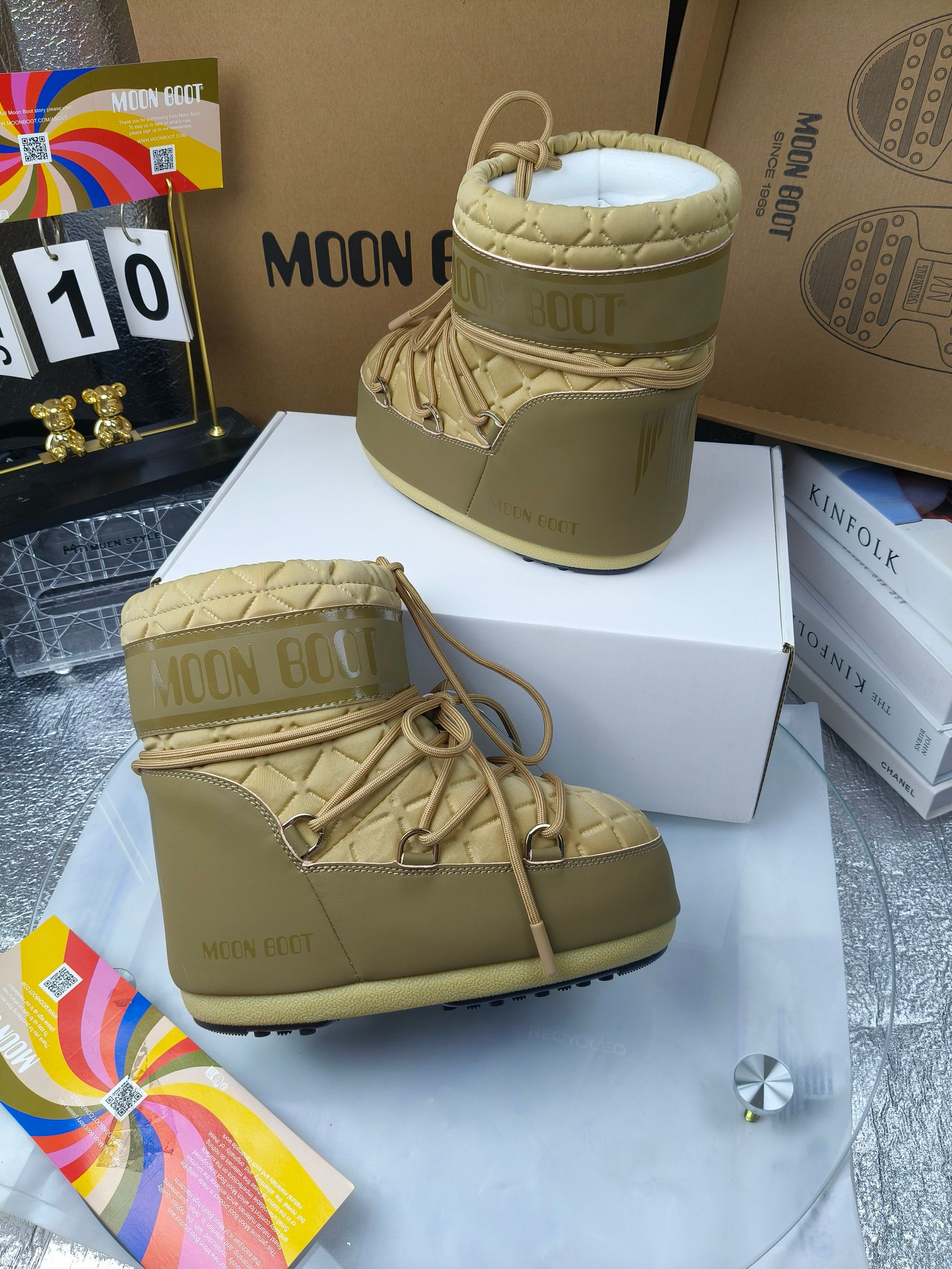  情侣款  滑雪季的宠儿
Moon Boot月亮靴雪地靴
在千禧年就已经非常火了
当年paris hilton、victoria beckham
等名人经常穿它，如今Y2K风潮再次流行
痞幼同款QQ秀穿搭
万人大秀的丑萌雪地靴重新翻红
不分男女不分左右
看着巨无霸巨实际配瑜伽裤巨显瘦
想要去北方的姐妹可以冲了
玩雪必备彻底杀疯
❶鞋面：进口防水布
❷内里：100%高端纤羽绵内胆
❸鞋底：热塑性橡胶
❹尺码：35－38，39-41，42－44
❺包装：moon boot原版透明手提袋
❻内增高：4cm