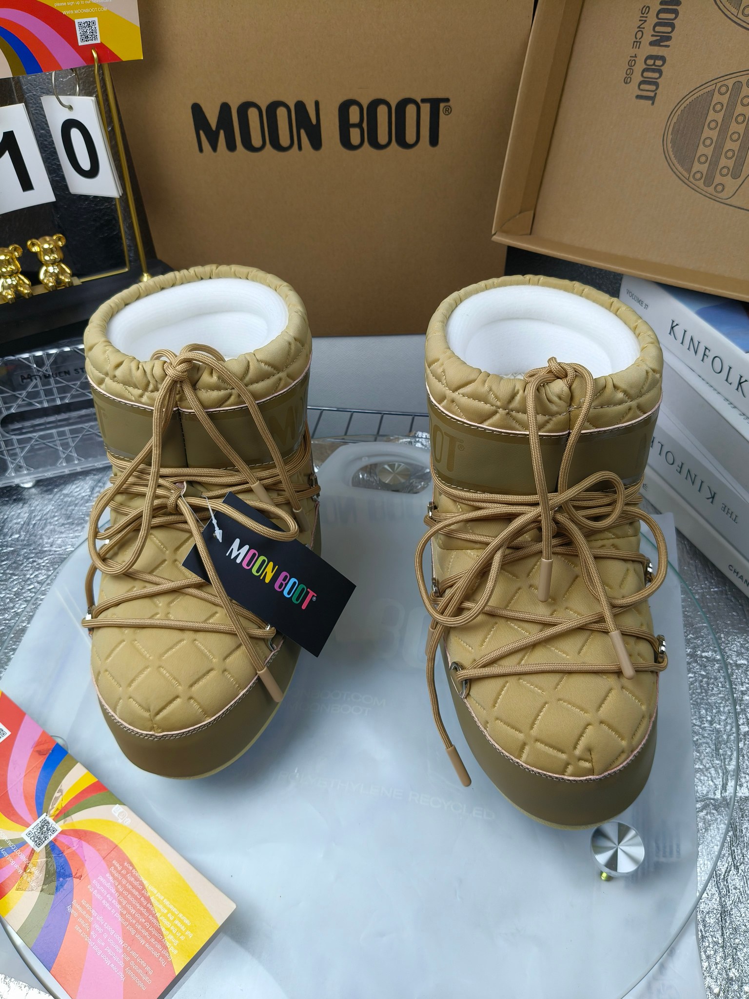  情侣款  滑雪季的宠儿
Moon Boot月亮靴雪地靴
在千禧年就已经非常火了
当年paris hilton、victoria beckham
等名人经常穿它，如今Y2K风潮再次流行
痞幼同款QQ秀穿搭
万人大秀的丑萌雪地靴重新翻红
不分男女不分左右
看着巨无霸巨实际配瑜伽裤巨显瘦
想要去北方的姐妹可以冲了
玩雪必备彻底杀疯
❶鞋面：进口防水布
❷内里：100%高端纤羽绵内胆
❸鞋底：热塑性橡胶
❹尺码：35－38，39-41，42－44
❺包装：moon boot原版透明手提袋
❻内增高：4cm