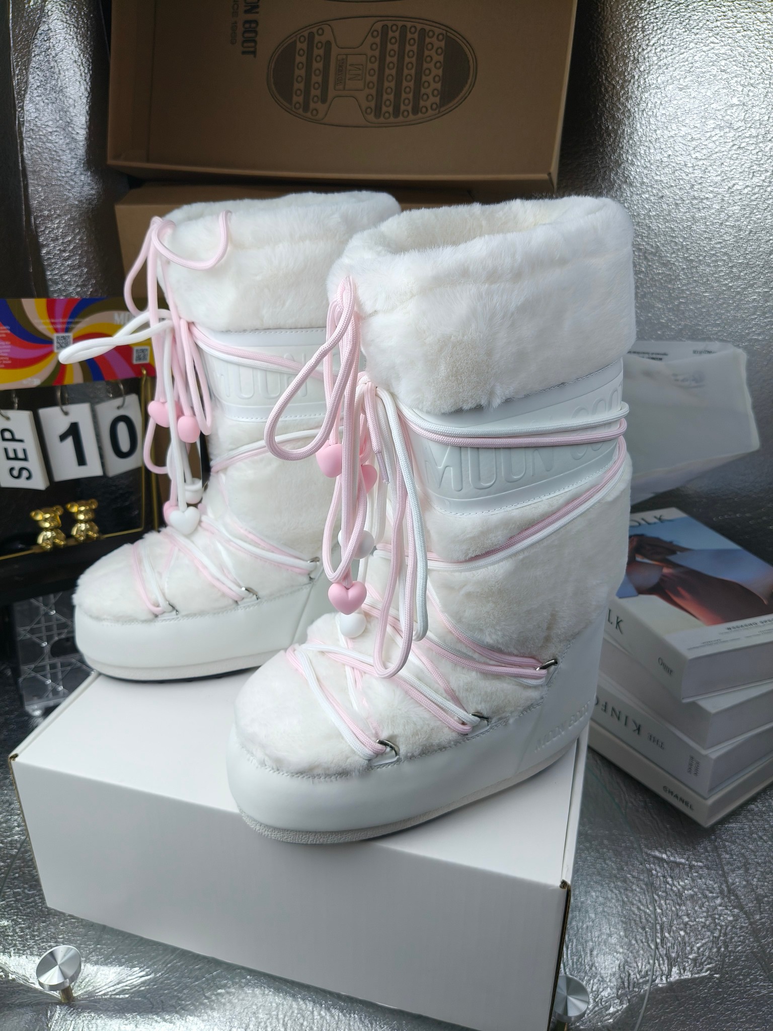  情侣款  滑雪季的宠儿
Moon Boot月亮靴雪地靴
在千禧年就已经非常火了
当年paris hilton、victoria beckham
等名人经常穿它，如今Y2K风潮再次流行
痞幼同款QQ秀穿搭
万人大秀的丑萌雪地靴重新翻红
不分男女不分左右
看着巨无霸巨实际配瑜伽裤巨显瘦
想要去北方的姐妹可以冲了
玩雪必备彻底杀疯
❶鞋面：进口防水布
❷内里：100%高端纤羽绵内胆
❸鞋底：热塑性橡胶
❹尺码：35－38，39-41，42－44
❺包装：moon boot原版透明手提袋
❻内增高：4cm