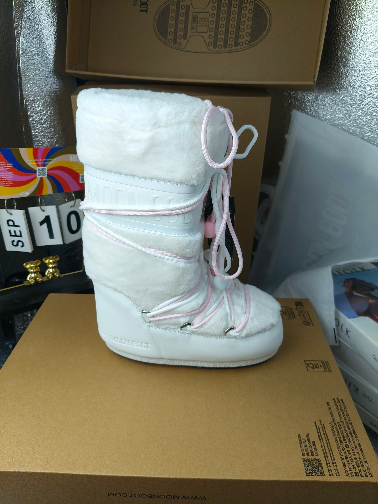  情侣款  滑雪季的宠儿
Moon Boot月亮靴雪地靴
在千禧年就已经非常火了
当年paris hilton、victoria beckham
等名人经常穿它，如今Y2K风潮再次流行
痞幼同款QQ秀穿搭
万人大秀的丑萌雪地靴重新翻红
不分男女不分左右
看着巨无霸巨实际配瑜伽裤巨显瘦
想要去北方的姐妹可以冲了
玩雪必备彻底杀疯
❶鞋面：进口防水布
❷内里：100%高端纤羽绵内胆
❸鞋底：热塑性橡胶
❹尺码：35－38，39-41，42－44
❺包装：moon boot原版透明手提袋
❻内增高：4cm