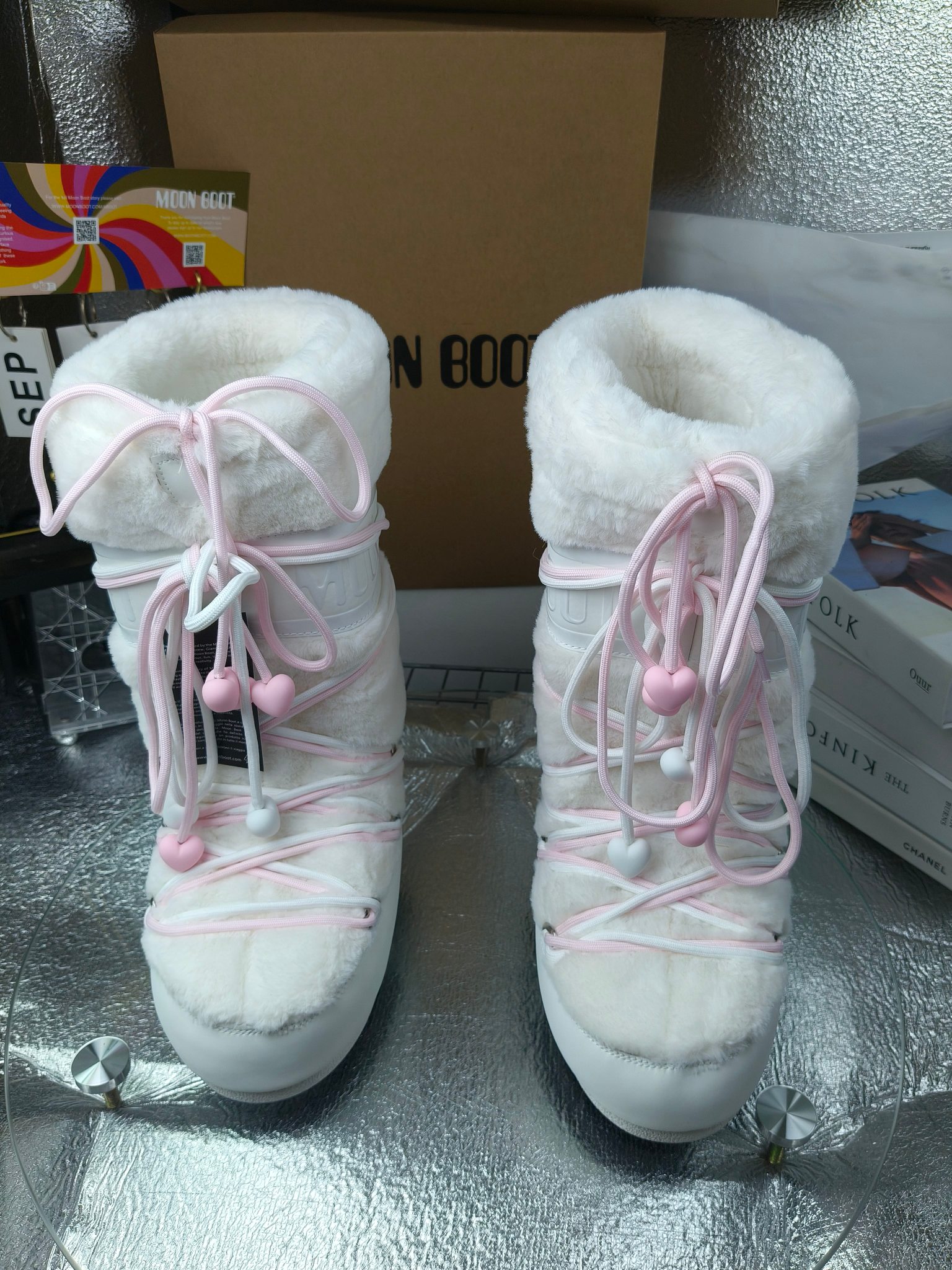  情侣款  滑雪季的宠儿
Moon Boot月亮靴雪地靴
在千禧年就已经非常火了
当年paris hilton、victoria beckham
等名人经常穿它，如今Y2K风潮再次流行
痞幼同款QQ秀穿搭
万人大秀的丑萌雪地靴重新翻红
不分男女不分左右
看着巨无霸巨实际配瑜伽裤巨显瘦
想要去北方的姐妹可以冲了
玩雪必备彻底杀疯
❶鞋面：进口防水布
❷内里：100%高端纤羽绵内胆
❸鞋底：热塑性橡胶
❹尺码：35－38，39-41，42－44
❺包装：moon boot原版透明手提袋
❻内增高：4cm