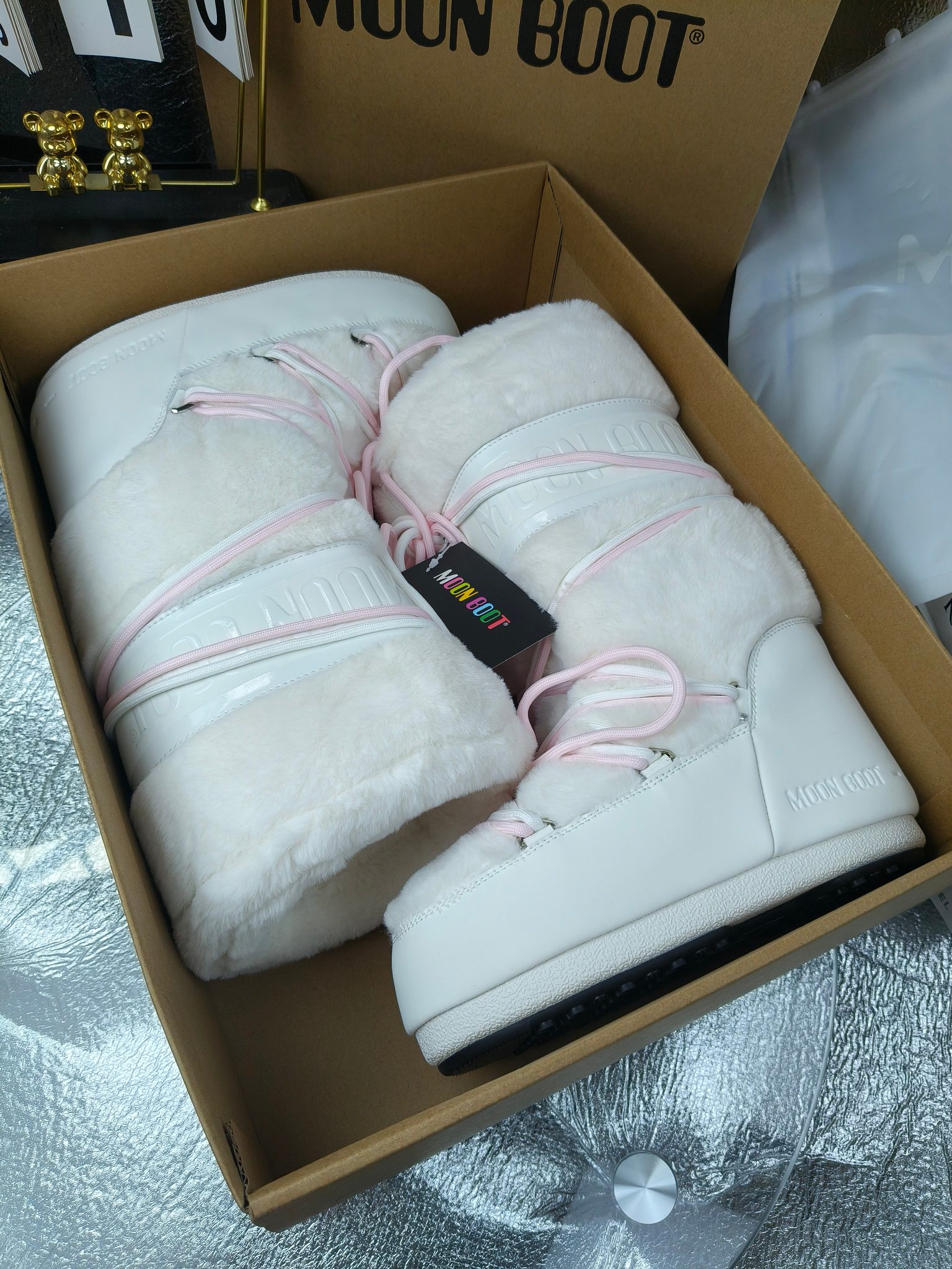  情侣款  滑雪季的宠儿
Moon Boot月亮靴雪地靴
在千禧年就已经非常火了
当年paris hilton、victoria beckham
等名人经常穿它，如今Y2K风潮再次流行
痞幼同款QQ秀穿搭
万人大秀的丑萌雪地靴重新翻红
不分男女不分左右
看着巨无霸巨实际配瑜伽裤巨显瘦
想要去北方的姐妹可以冲了
玩雪必备彻底杀疯
❶鞋面：进口防水布
❷内里：100%高端纤羽绵内胆
❸鞋底：热塑性橡胶
❹尺码：35－38，39-41，42－44
❺包装：moon boot原版透明手提袋
❻内增高：4cm