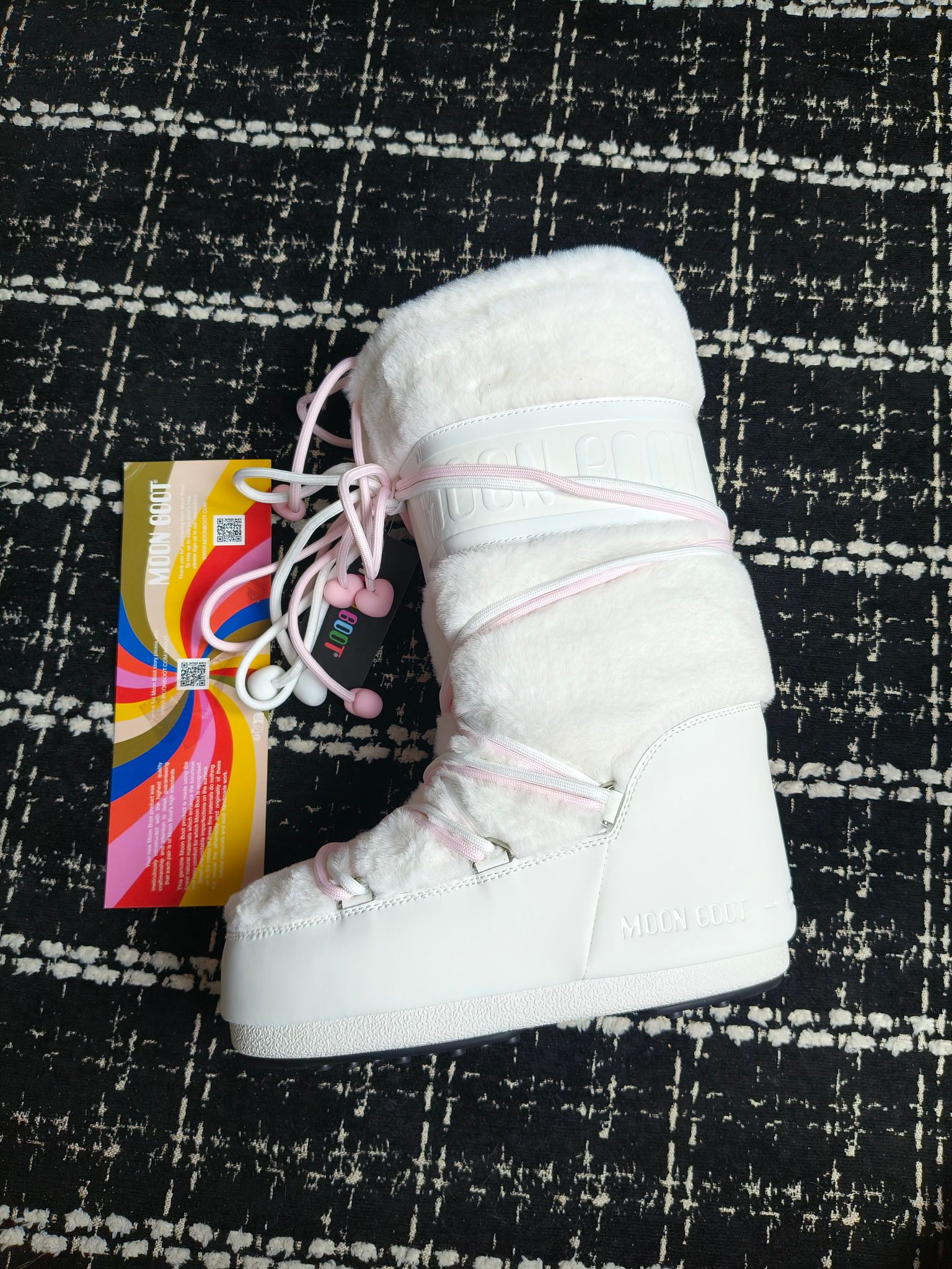  情侣款  滑雪季的宠儿
Moon Boot月亮靴雪地靴
在千禧年就已经非常火了
当年paris hilton、victoria beckham
等名人经常穿它，如今Y2K风潮再次流行
痞幼同款QQ秀穿搭
万人大秀的丑萌雪地靴重新翻红
不分男女不分左右
看着巨无霸巨实际配瑜伽裤巨显瘦
想要去北方的姐妹可以冲了
玩雪必备彻底杀疯
❶鞋面：进口防水布
❷内里：100%高端纤羽绵内胆
❸鞋底：热塑性橡胶
❹尺码：35－38，39-41，42－44
❺包装：moon boot原版透明手提袋
❻内增高：4cm