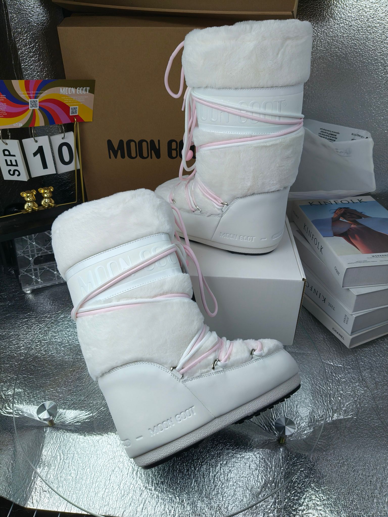  情侣款  滑雪季的宠儿
Moon Boot月亮靴雪地靴
在千禧年就已经非常火了
当年paris hilton、victoria beckham
等名人经常穿它，如今Y2K风潮再次流行
痞幼同款QQ秀穿搭
万人大秀的丑萌雪地靴重新翻红
不分男女不分左右
看着巨无霸巨实际配瑜伽裤巨显瘦
想要去北方的姐妹可以冲了
玩雪必备彻底杀疯
❶鞋面：进口防水布
❷内里：100%高端纤羽绵内胆
❸鞋底：热塑性橡胶
❹尺码：35－38，39-41，42－44
❺包装：moon boot原版透明手提袋
❻内增高：4cm