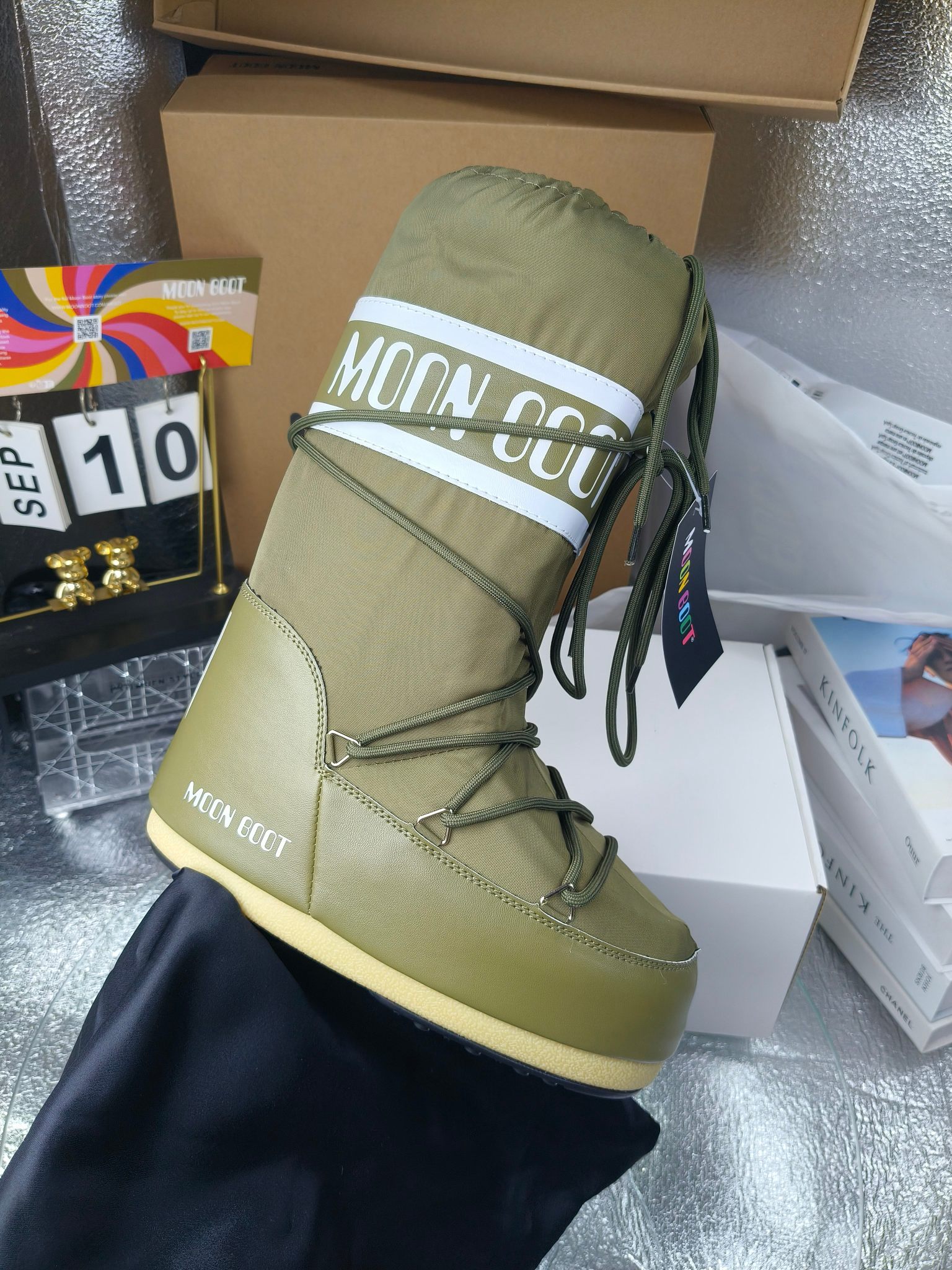  情侣款  滑雪季的宠儿
Moon Boot月亮靴雪地靴
在千禧年就已经非常火了
当年paris hilton、victoria beckham
等名人经常穿它，如今Y2K风潮再次流行
痞幼同款QQ秀穿搭
万人大秀的丑萌雪地靴重新翻红
不分男女不分左右
看着巨无霸巨实际配瑜伽裤巨显瘦
想要去北方的姐妹可以冲了
玩雪必备彻底杀疯
❶鞋面：进口防水布
❷内里：100%高端纤羽绵内胆
❸鞋底：热塑性橡胶
❹尺码：35－38，39-41，42－44
❺包装：moon boot原版透明手提袋
❻内增高：4cm