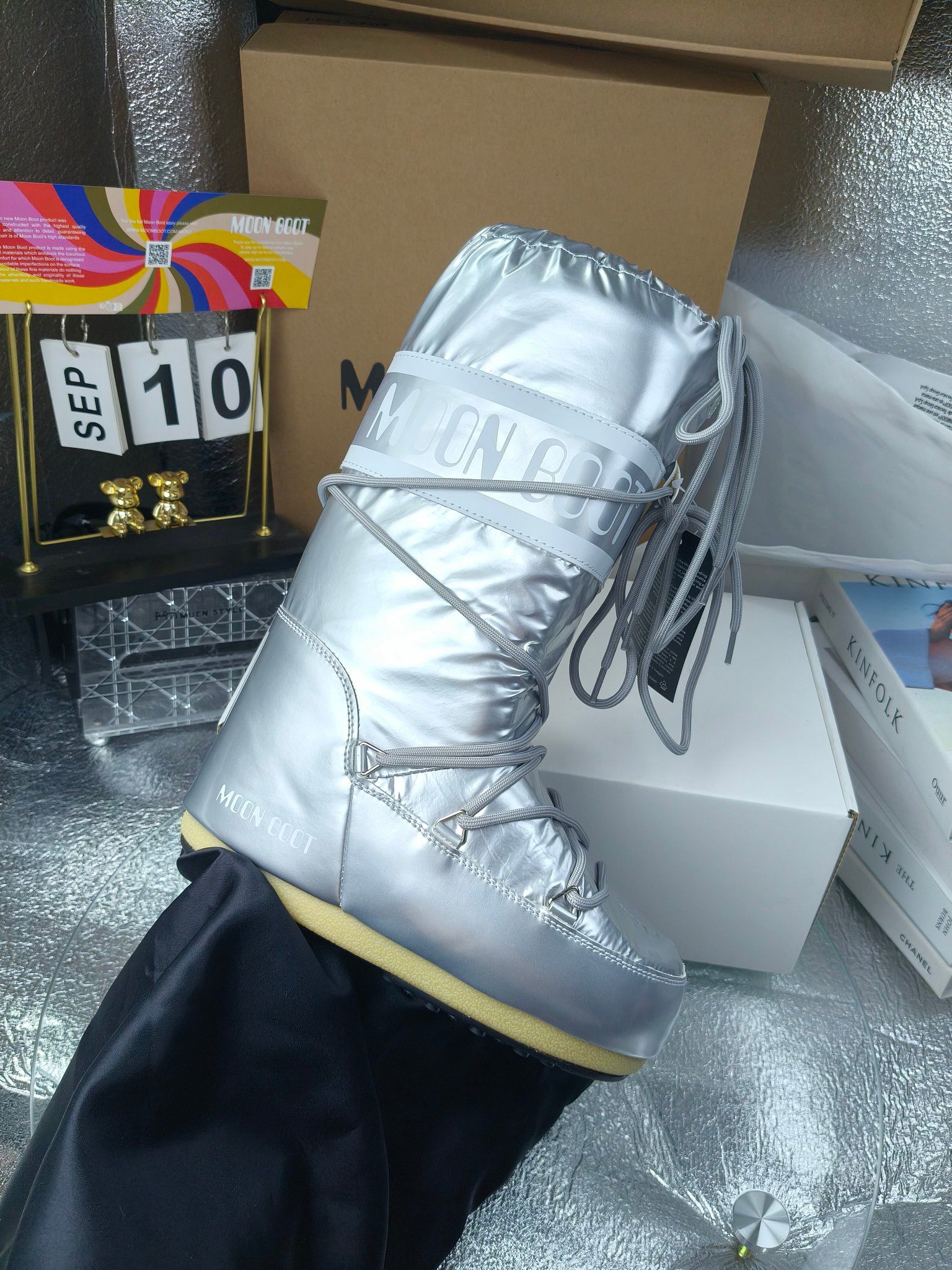  情侣款  滑雪季的宠儿
Moon Boot月亮靴雪地靴
在千禧年就已经非常火了
当年paris hilton、victoria beckham
等名人经常穿它，如今Y2K风潮再次流行
痞幼同款QQ秀穿搭
万人大秀的丑萌雪地靴重新翻红
不分男女不分左右
看着巨无霸巨实际配瑜伽裤巨显瘦
想要去北方的姐妹可以冲了
玩雪必备彻底杀疯
❶鞋面：进口防水布
❷内里：100%高端纤羽绵内胆
❸鞋底：热塑性橡胶
❹尺码：35－38，39-41，42－44
❺包装：moon boot原版透明手提袋
❻内增高：4cm