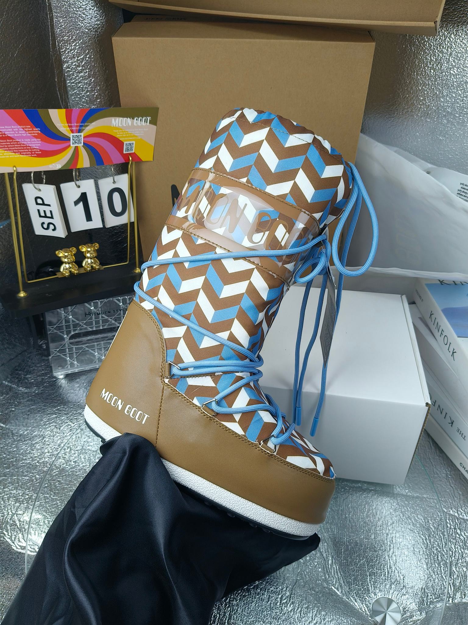  情侣款  滑雪季的宠儿
Moon Boot月亮靴雪地靴
在千禧年就已经非常火了
当年paris hilton、victoria beckham
等名人经常穿它，如今Y2K风潮再次流行
痞幼同款QQ秀穿搭
万人大秀的丑萌雪地靴重新翻红
不分男女不分左右
看着巨无霸巨实际配瑜伽裤巨显瘦
想要去北方的姐妹可以冲了
玩雪必备彻底杀疯
❶鞋面：进口防水布
❷内里：100%高端纤羽绵内胆
❸鞋底：热塑性橡胶
❹尺码：35－38，39-41，42－44
❺包装：moon boot原版透明手提袋
❻内增高：4cm