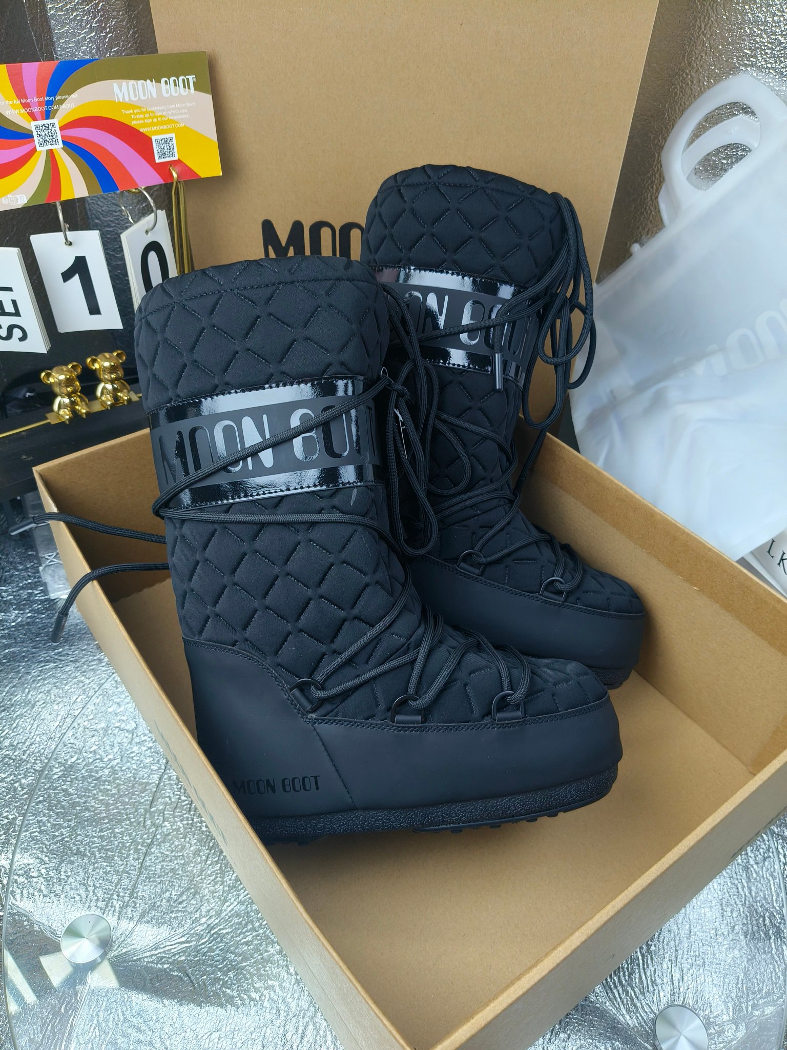  情侣款  滑雪季的宠儿
Moon Boot月亮靴雪地靴
在千禧年就已经非常火了
当年paris hilton、victoria beckham
等名人经常穿它，如今Y2K风潮再次流行
痞幼同款QQ秀穿搭
万人大秀的丑萌雪地靴重新翻红
不分男女不分左右
看着巨无霸巨实际配瑜伽裤巨显瘦
想要去北方的姐妹可以冲了
玩雪必备彻底杀疯
❶鞋面：进口防水布
❷内里：100%高端纤羽绵内胆
❸鞋底：热塑性橡胶
❹尺码：35－38，39-41，42－44
❺包装：moon boot原版透明手提袋
❻内增高：4cm