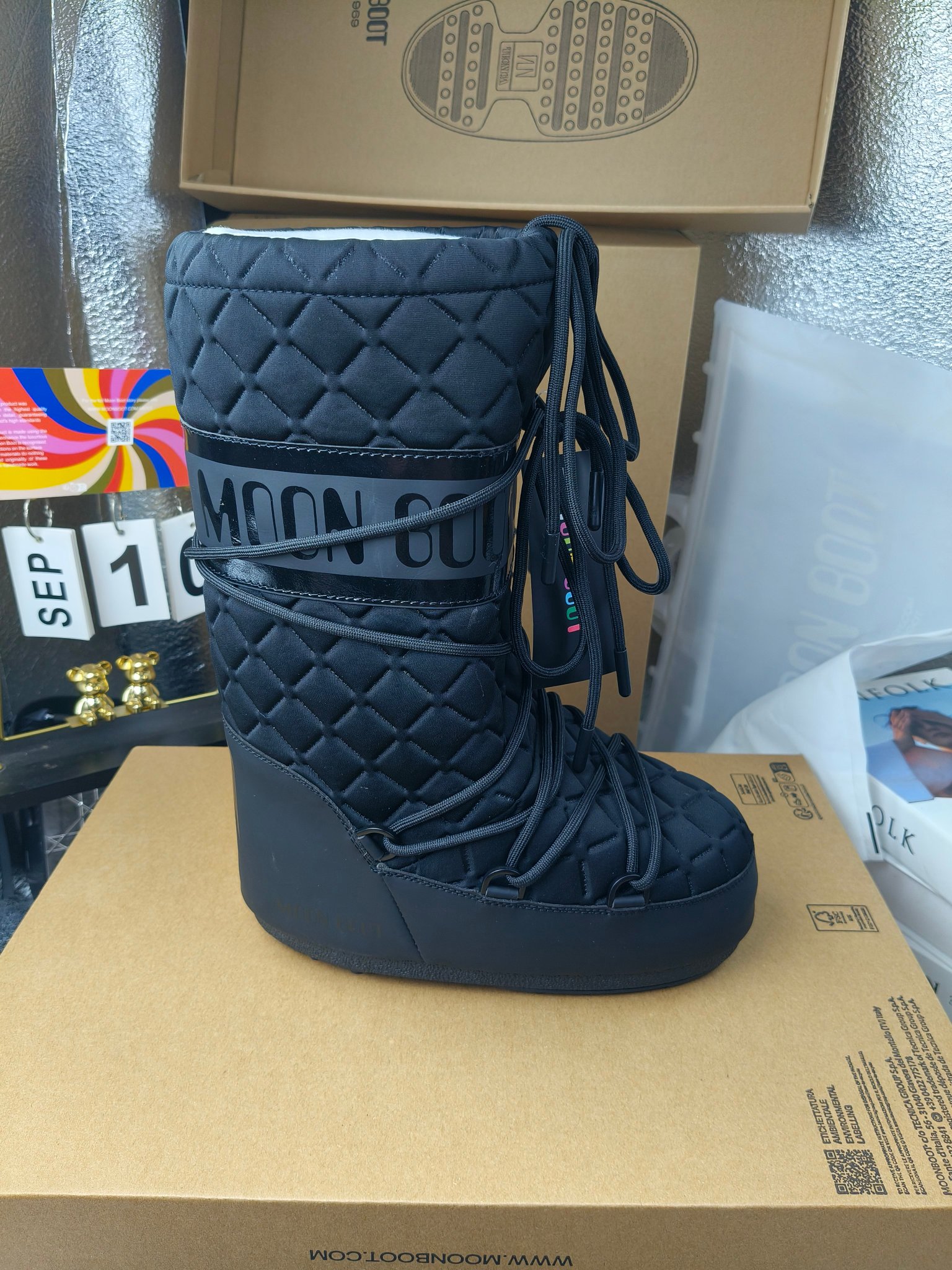  情侣款  滑雪季的宠儿
Moon Boot月亮靴雪地靴
在千禧年就已经非常火了
当年paris hilton、victoria beckham
等名人经常穿它，如今Y2K风潮再次流行
痞幼同款QQ秀穿搭
万人大秀的丑萌雪地靴重新翻红
不分男女不分左右
看着巨无霸巨实际配瑜伽裤巨显瘦
想要去北方的姐妹可以冲了
玩雪必备彻底杀疯
❶鞋面：进口防水布
❷内里：100%高端纤羽绵内胆
❸鞋底：热塑性橡胶
❹尺码：35－38，39-41，42－44
❺包装：moon boot原版透明手提袋
❻内增高：4cm