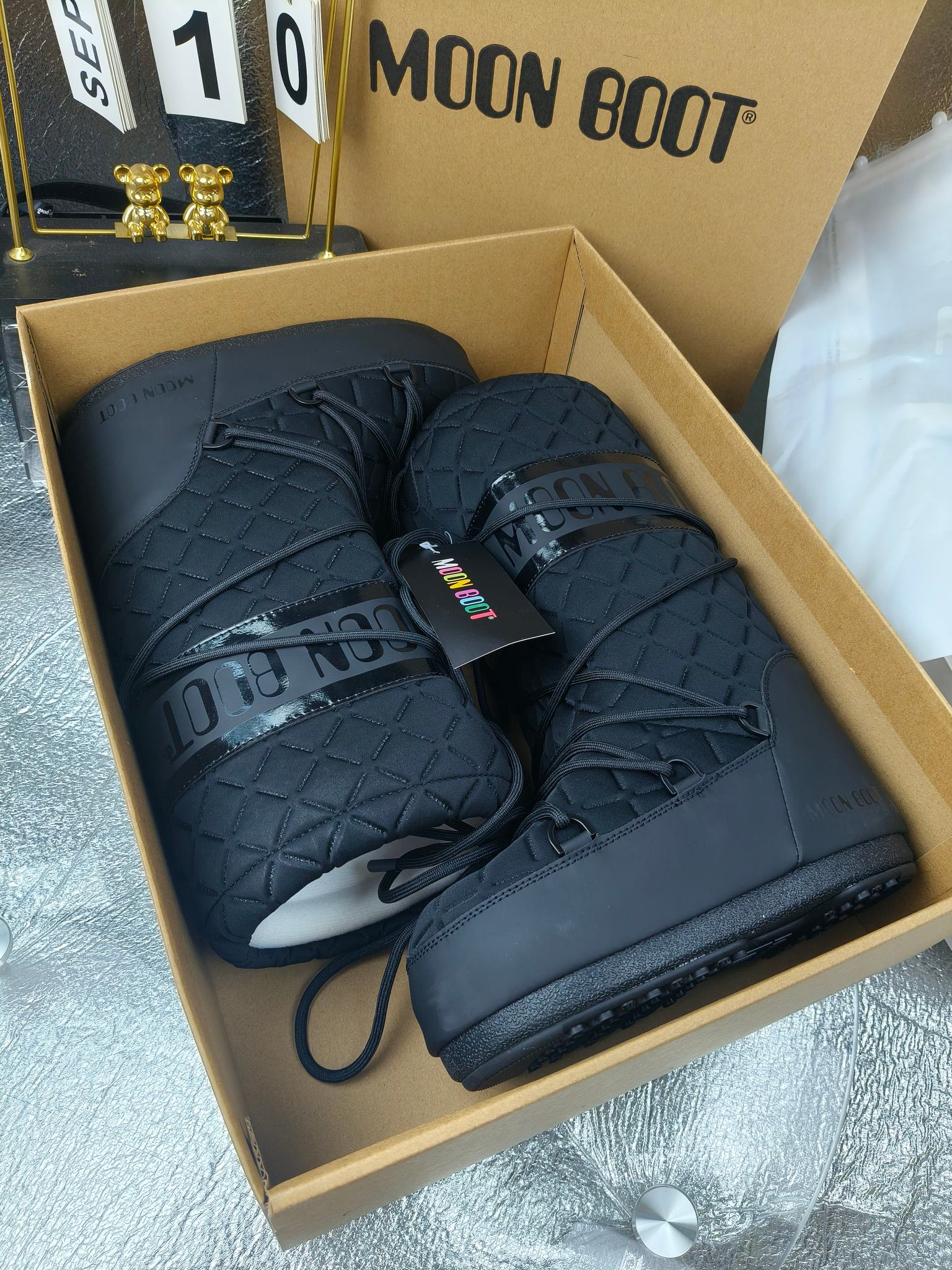  情侣款  滑雪季的宠儿
Moon Boot月亮靴雪地靴
在千禧年就已经非常火了
当年paris hilton、victoria beckham
等名人经常穿它，如今Y2K风潮再次流行
痞幼同款QQ秀穿搭
万人大秀的丑萌雪地靴重新翻红
不分男女不分左右
看着巨无霸巨实际配瑜伽裤巨显瘦
想要去北方的姐妹可以冲了
玩雪必备彻底杀疯
❶鞋面：进口防水布
❷内里：100%高端纤羽绵内胆
❸鞋底：热塑性橡胶
❹尺码：35－38，39-41，42－44
❺包装：moon boot原版透明手提袋
❻内增高：4cm