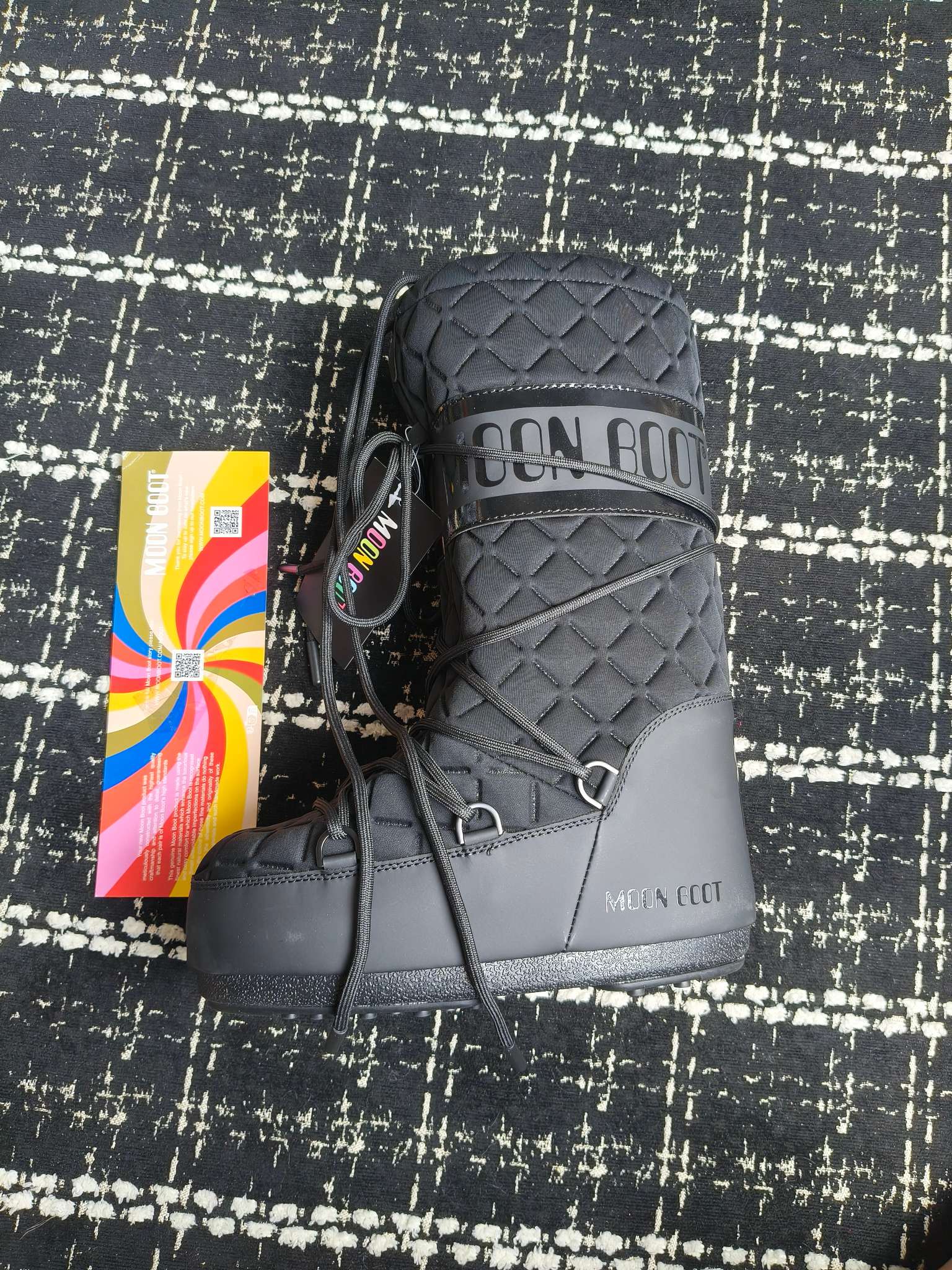  情侣款  滑雪季的宠儿
Moon Boot月亮靴雪地靴
在千禧年就已经非常火了
当年paris hilton、victoria beckham
等名人经常穿它，如今Y2K风潮再次流行
痞幼同款QQ秀穿搭
万人大秀的丑萌雪地靴重新翻红
不分男女不分左右
看着巨无霸巨实际配瑜伽裤巨显瘦
想要去北方的姐妹可以冲了
玩雪必备彻底杀疯
❶鞋面：进口防水布
❷内里：100%高端纤羽绵内胆
❸鞋底：热塑性橡胶
❹尺码：35－38，39-41，42－44
❺包装：moon boot原版透明手提袋
❻内增高：4cm