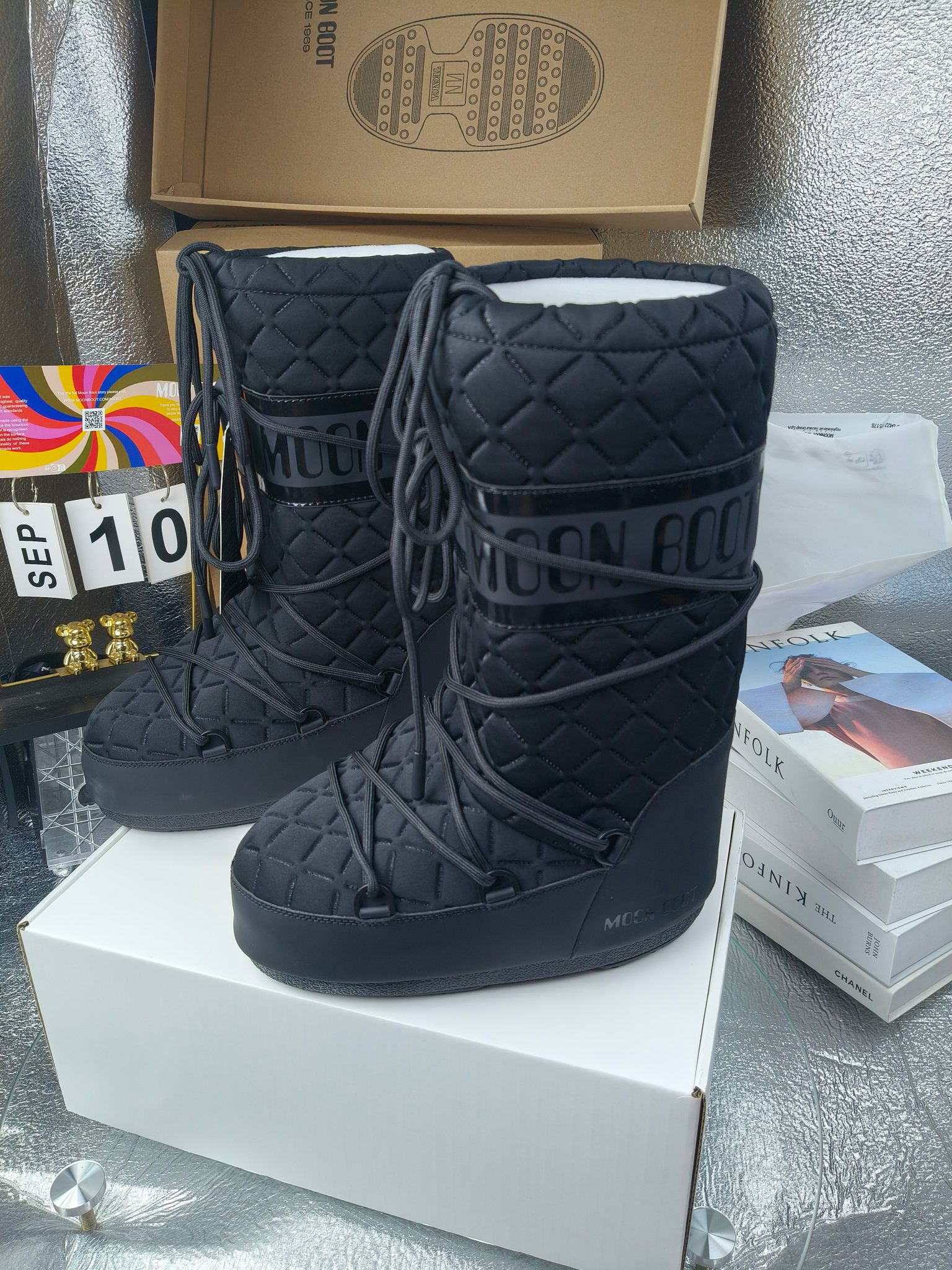  情侣款  滑雪季的宠儿
Moon Boot月亮靴雪地靴
在千禧年就已经非常火了
当年paris hilton、victoria beckham
等名人经常穿它，如今Y2K风潮再次流行
痞幼同款QQ秀穿搭
万人大秀的丑萌雪地靴重新翻红
不分男女不分左右
看着巨无霸巨实际配瑜伽裤巨显瘦
想要去北方的姐妹可以冲了
玩雪必备彻底杀疯
❶鞋面：进口防水布
❷内里：100%高端纤羽绵内胆
❸鞋底：热塑性橡胶
❹尺码：35－38，39-41，42－44
❺包装：moon boot原版透明手提袋
❻内增高：4cm