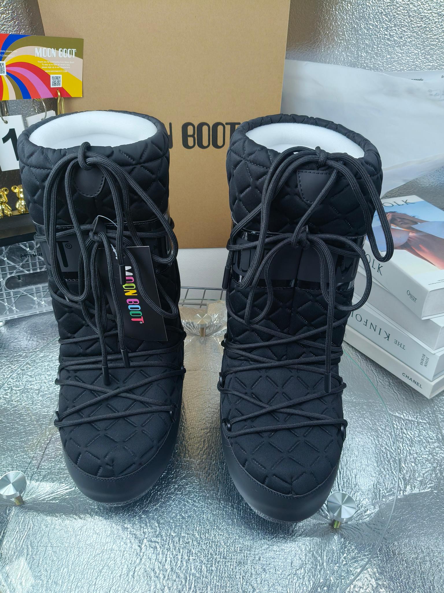  情侣款  滑雪季的宠儿
Moon Boot月亮靴雪地靴
在千禧年就已经非常火了
当年paris hilton、victoria beckham
等名人经常穿它，如今Y2K风潮再次流行
痞幼同款QQ秀穿搭
万人大秀的丑萌雪地靴重新翻红
不分男女不分左右
看着巨无霸巨实际配瑜伽裤巨显瘦
想要去北方的姐妹可以冲了
玩雪必备彻底杀疯
❶鞋面：进口防水布
❷内里：100%高端纤羽绵内胆
❸鞋底：热塑性橡胶
❹尺码：35－38，39-41，42－44
❺包装：moon boot原版透明手提袋
❻内增高：4cm