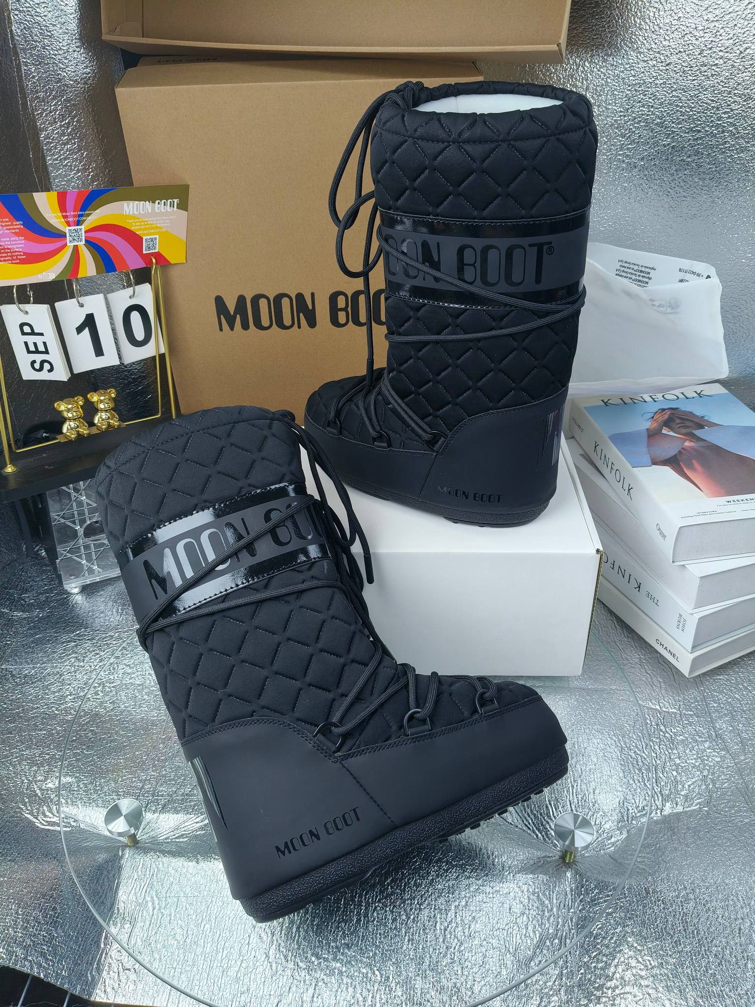  情侣款  滑雪季的宠儿
Moon Boot月亮靴雪地靴
在千禧年就已经非常火了
当年paris hilton、victoria beckham
等名人经常穿它，如今Y2K风潮再次流行
痞幼同款QQ秀穿搭
万人大秀的丑萌雪地靴重新翻红
不分男女不分左右
看着巨无霸巨实际配瑜伽裤巨显瘦
想要去北方的姐妹可以冲了
玩雪必备彻底杀疯
❶鞋面：进口防水布
❷内里：100%高端纤羽绵内胆
❸鞋底：热塑性橡胶
❹尺码：35－38，39-41，42－44
❺包装：moon boot原版透明手提袋
❻内增高：4cm