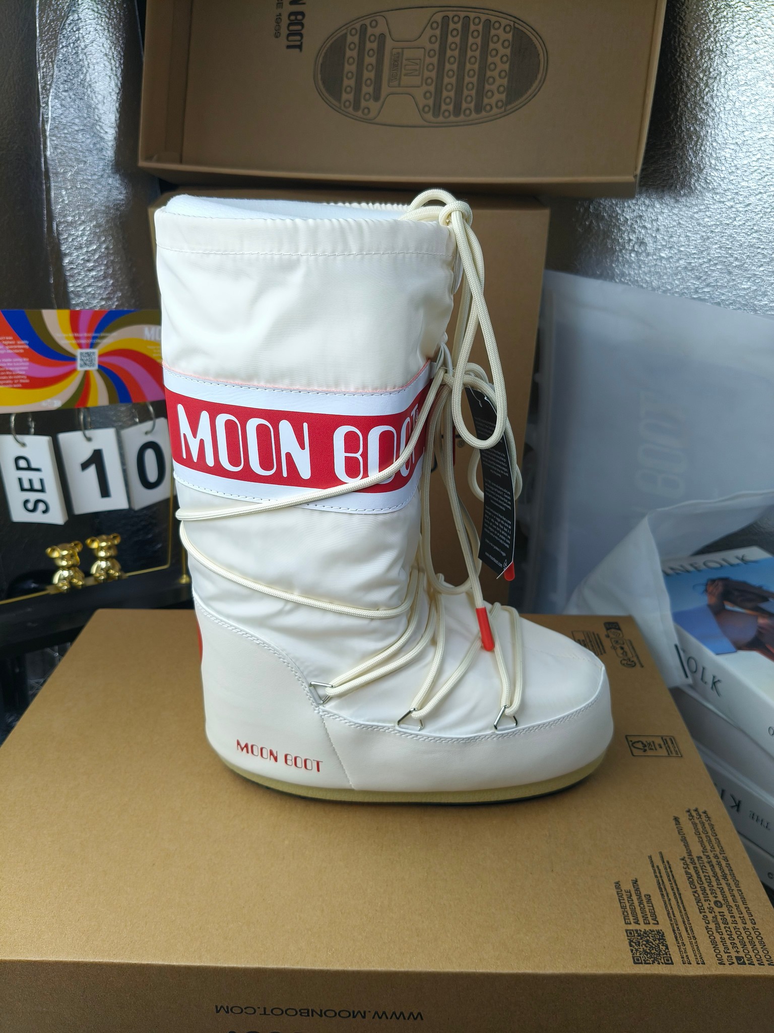  情侣款  滑雪季的宠儿
Moon Boot月亮靴雪地靴
在千禧年就已经非常火了
当年paris hilton、victoria beckham
等名人经常穿它，如今Y2K风潮再次流行
痞幼同款QQ秀穿搭
万人大秀的丑萌雪地靴重新翻红
不分男女不分左右
看着巨无霸巨实际配瑜伽裤巨显瘦
想要去北方的姐妹可以冲了
玩雪必备彻底杀疯
❶鞋面：进口防水布
❷内里：100%高端纤羽绵内胆
❸鞋底：热塑性橡胶
❹尺码：35－38，39-41，42－44
❺包装：moon boot原版透明手提袋
❻内增高：4cm