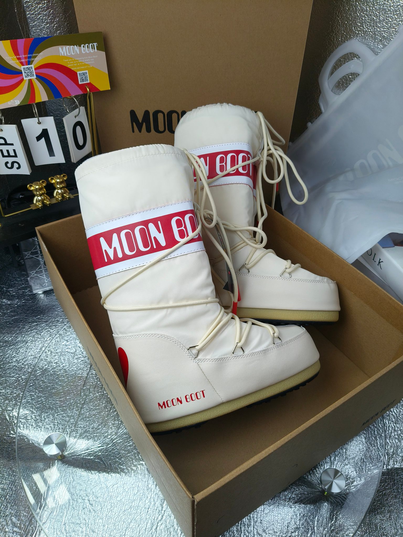  情侣款  滑雪季的宠儿
Moon Boot月亮靴雪地靴
在千禧年就已经非常火了
当年paris hilton、victoria beckham
等名人经常穿它，如今Y2K风潮再次流行
痞幼同款QQ秀穿搭
万人大秀的丑萌雪地靴重新翻红
不分男女不分左右
看着巨无霸巨实际配瑜伽裤巨显瘦
想要去北方的姐妹可以冲了
玩雪必备彻底杀疯
❶鞋面：进口防水布
❷内里：100%高端纤羽绵内胆
❸鞋底：热塑性橡胶
❹尺码：35－38，39-41，42－44
❺包装：moon boot原版透明手提袋
❻内增高：4cm