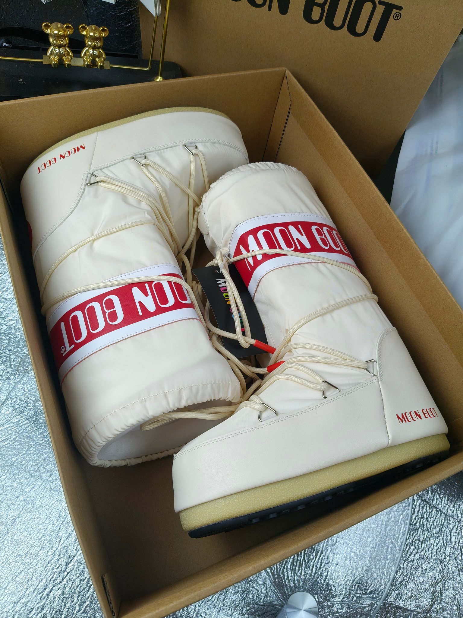  情侣款  滑雪季的宠儿
Moon Boot月亮靴雪地靴
在千禧年就已经非常火了
当年paris hilton、victoria beckham
等名人经常穿它，如今Y2K风潮再次流行
痞幼同款QQ秀穿搭
万人大秀的丑萌雪地靴重新翻红
不分男女不分左右
看着巨无霸巨实际配瑜伽裤巨显瘦
想要去北方的姐妹可以冲了
玩雪必备彻底杀疯
❶鞋面：进口防水布
❷内里：100%高端纤羽绵内胆
❸鞋底：热塑性橡胶
❹尺码：35－38，39-41，42－44
❺包装：moon boot原版透明手提袋
❻内增高：4cm