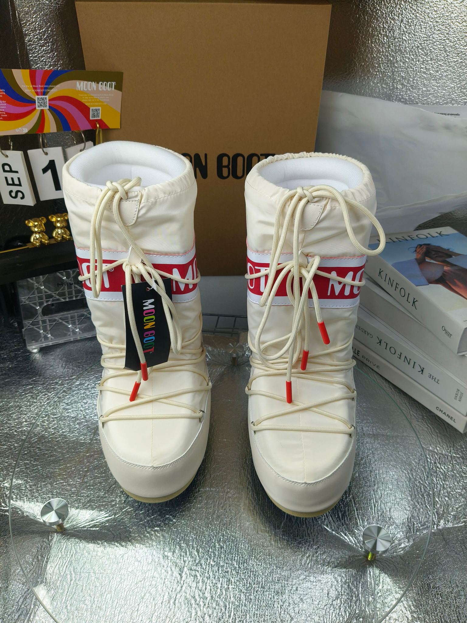  情侣款  滑雪季的宠儿
Moon Boot月亮靴雪地靴
在千禧年就已经非常火了
当年paris hilton、victoria beckham
等名人经常穿它，如今Y2K风潮再次流行
痞幼同款QQ秀穿搭
万人大秀的丑萌雪地靴重新翻红
不分男女不分左右
看着巨无霸巨实际配瑜伽裤巨显瘦
想要去北方的姐妹可以冲了
玩雪必备彻底杀疯
❶鞋面：进口防水布
❷内里：100%高端纤羽绵内胆
❸鞋底：热塑性橡胶
❹尺码：35－38，39-41，42－44
❺包装：moon boot原版透明手提袋
❻内增高：4cm