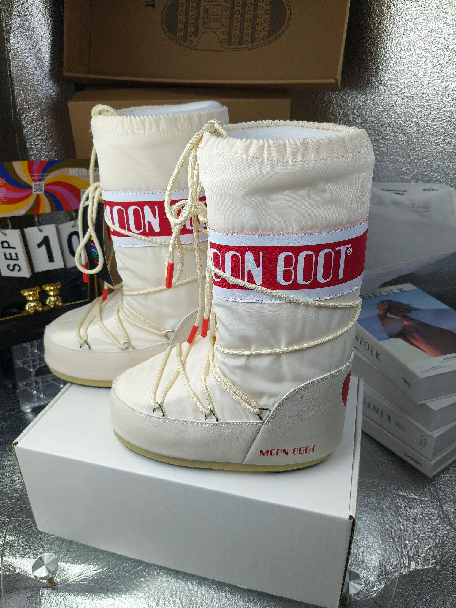  情侣款  滑雪季的宠儿
Moon Boot月亮靴雪地靴
在千禧年就已经非常火了
当年paris hilton、victoria beckham
等名人经常穿它，如今Y2K风潮再次流行
痞幼同款QQ秀穿搭
万人大秀的丑萌雪地靴重新翻红
不分男女不分左右
看着巨无霸巨实际配瑜伽裤巨显瘦
想要去北方的姐妹可以冲了
玩雪必备彻底杀疯
❶鞋面：进口防水布
❷内里：100%高端纤羽绵内胆
❸鞋底：热塑性橡胶
❹尺码：35－38，39-41，42－44
❺包装：moon boot原版透明手提袋
❻内增高：4cm