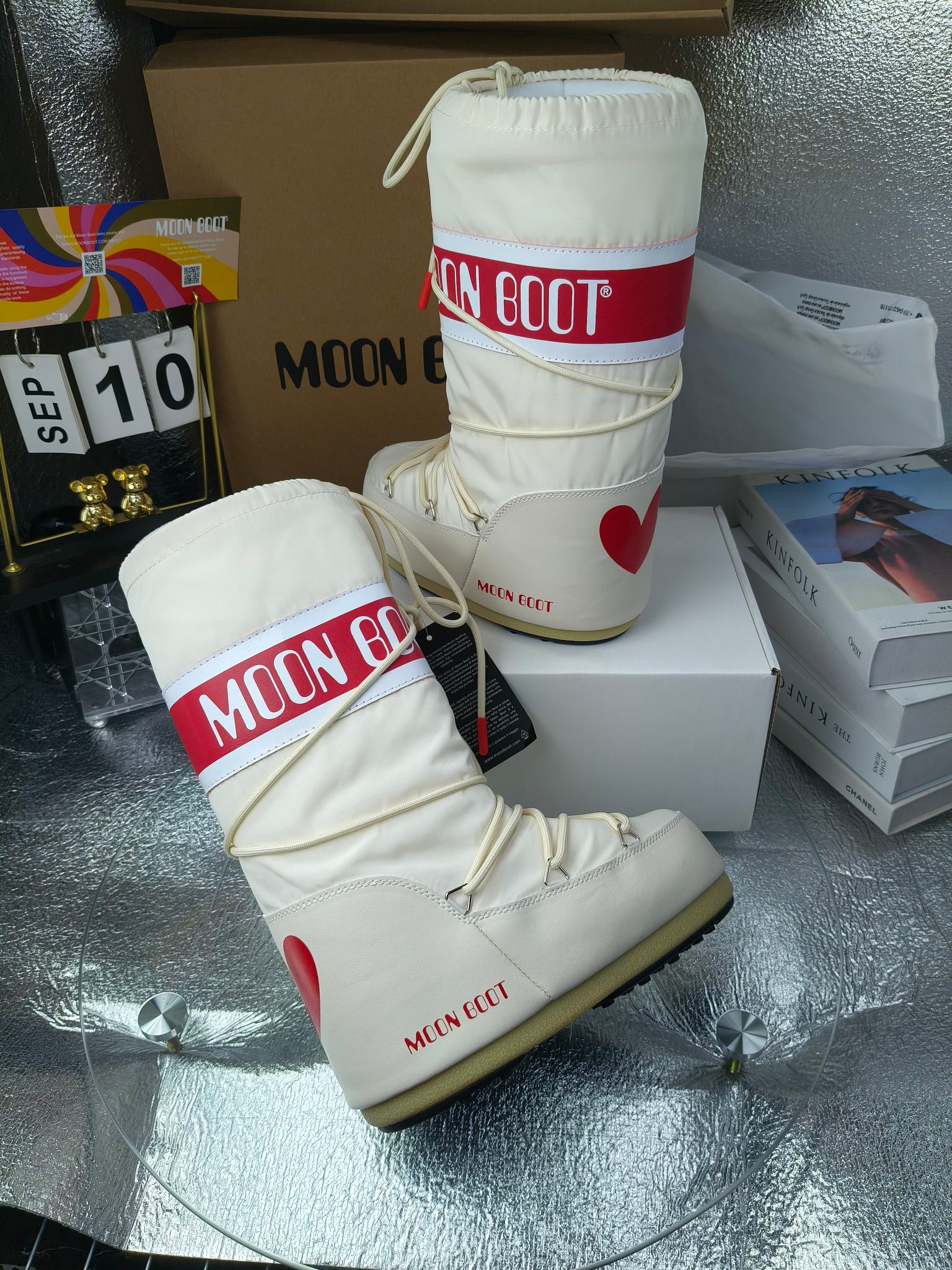  情侣款  滑雪季的宠儿
Moon Boot月亮靴雪地靴
在千禧年就已经非常火了
当年paris hilton、victoria beckham
等名人经常穿它，如今Y2K风潮再次流行
痞幼同款QQ秀穿搭
万人大秀的丑萌雪地靴重新翻红
不分男女不分左右
看着巨无霸巨实际配瑜伽裤巨显瘦
想要去北方的姐妹可以冲了
玩雪必备彻底杀疯
❶鞋面：进口防水布
❷内里：100%高端纤羽绵内胆
❸鞋底：热塑性橡胶
❹尺码：35－38，39-41，42－44
❺包装：moon boot原版透明手提袋
❻内增高：4cm