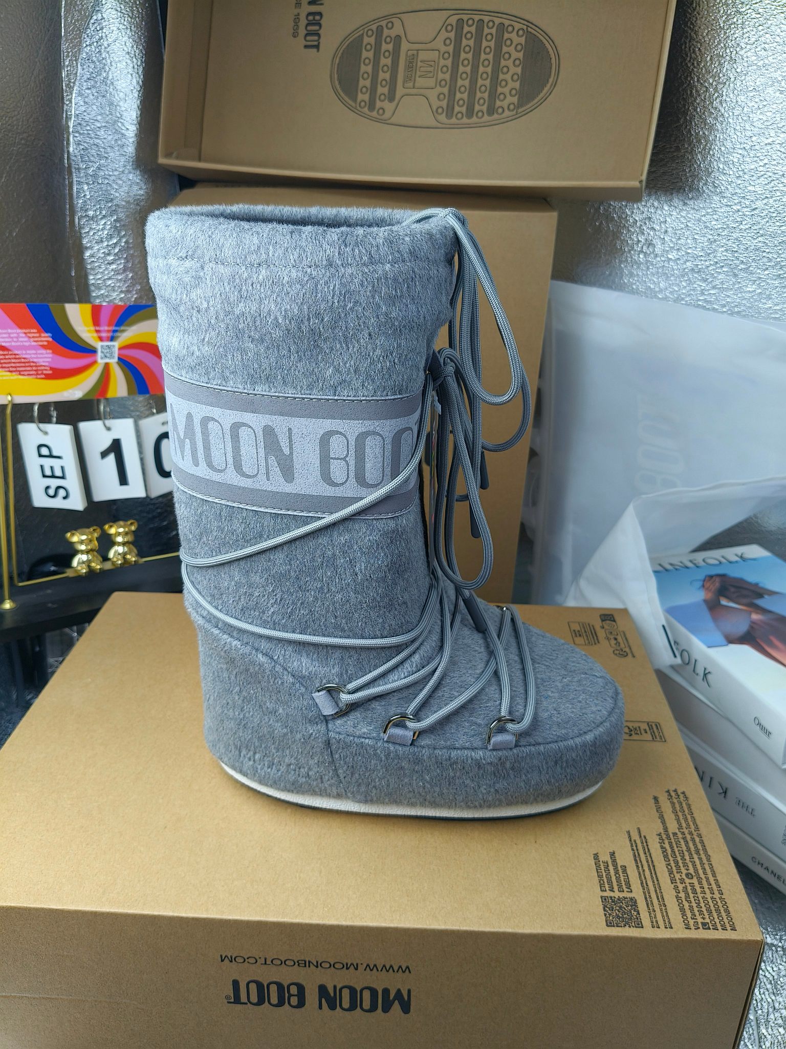  情侣款  滑雪季的宠儿
Moon Boot月亮靴雪地靴
在千禧年就已经非常火了
当年paris hilton、victoria beckham
等名人经常穿它，如今Y2K风潮再次流行
痞幼同款QQ秀穿搭
万人大秀的丑萌雪地靴重新翻红
不分男女不分左右
看着巨无霸巨实际配瑜伽裤巨显瘦
想要去北方的姐妹可以冲了
玩雪必备彻底杀疯
❶鞋面：进口防水布
❷内里：100%高端纤羽绵内胆
❸鞋底：热塑性橡胶
❹尺码：35－38，39-41，42－44
❺包装：moon boot原版透明手提袋
❻内增高：4cm