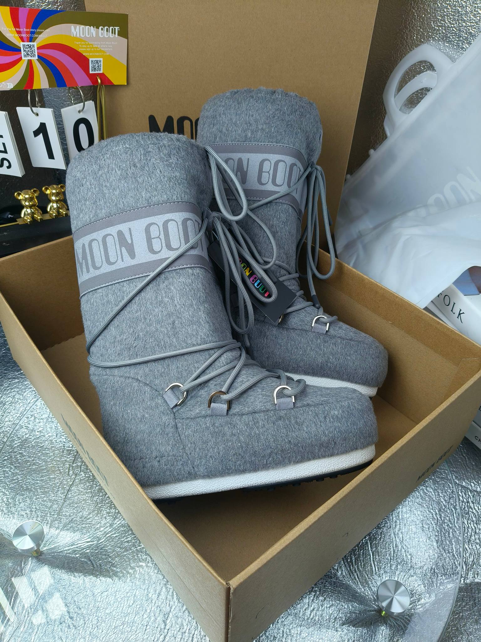  情侣款  滑雪季的宠儿
Moon Boot月亮靴雪地靴
在千禧年就已经非常火了
当年paris hilton、victoria beckham
等名人经常穿它，如今Y2K风潮再次流行
痞幼同款QQ秀穿搭
万人大秀的丑萌雪地靴重新翻红
不分男女不分左右
看着巨无霸巨实际配瑜伽裤巨显瘦
想要去北方的姐妹可以冲了
玩雪必备彻底杀疯
❶鞋面：进口防水布
❷内里：100%高端纤羽绵内胆
❸鞋底：热塑性橡胶
❹尺码：35－38，39-41，42－44
❺包装：moon boot原版透明手提袋
❻内增高：4cm