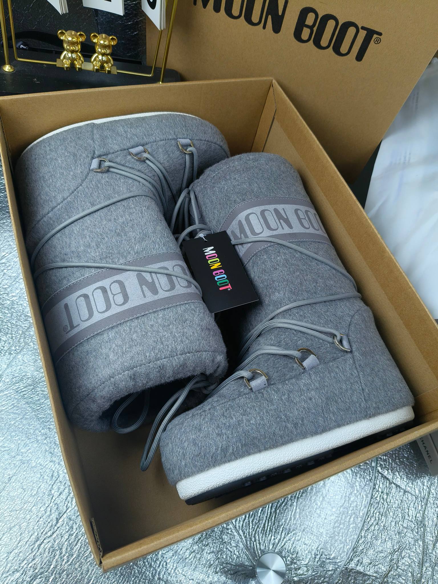  情侣款  滑雪季的宠儿
Moon Boot月亮靴雪地靴
在千禧年就已经非常火了
当年paris hilton、victoria beckham
等名人经常穿它，如今Y2K风潮再次流行
痞幼同款QQ秀穿搭
万人大秀的丑萌雪地靴重新翻红
不分男女不分左右
看着巨无霸巨实际配瑜伽裤巨显瘦
想要去北方的姐妹可以冲了
玩雪必备彻底杀疯
❶鞋面：进口防水布
❷内里：100%高端纤羽绵内胆
❸鞋底：热塑性橡胶
❹尺码：35－38，39-41，42－44
❺包装：moon boot原版透明手提袋
❻内增高：4cm