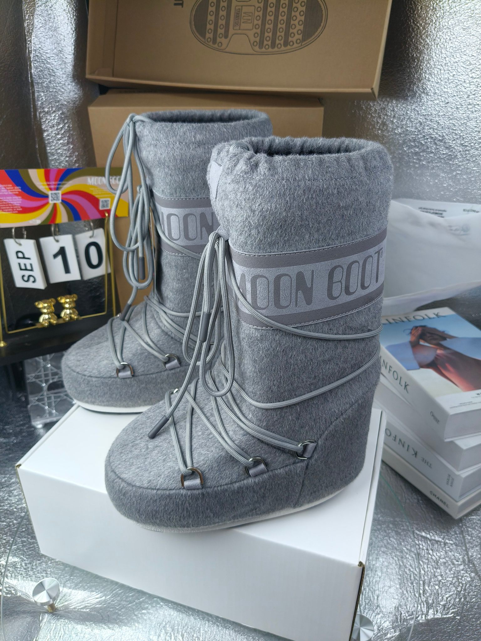  情侣款  滑雪季的宠儿
Moon Boot月亮靴雪地靴
在千禧年就已经非常火了
当年paris hilton、victoria beckham
等名人经常穿它，如今Y2K风潮再次流行
痞幼同款QQ秀穿搭
万人大秀的丑萌雪地靴重新翻红
不分男女不分左右
看着巨无霸巨实际配瑜伽裤巨显瘦
想要去北方的姐妹可以冲了
玩雪必备彻底杀疯
❶鞋面：进口防水布
❷内里：100%高端纤羽绵内胆
❸鞋底：热塑性橡胶
❹尺码：35－38，39-41，42－44
❺包装：moon boot原版透明手提袋
❻内增高：4cm