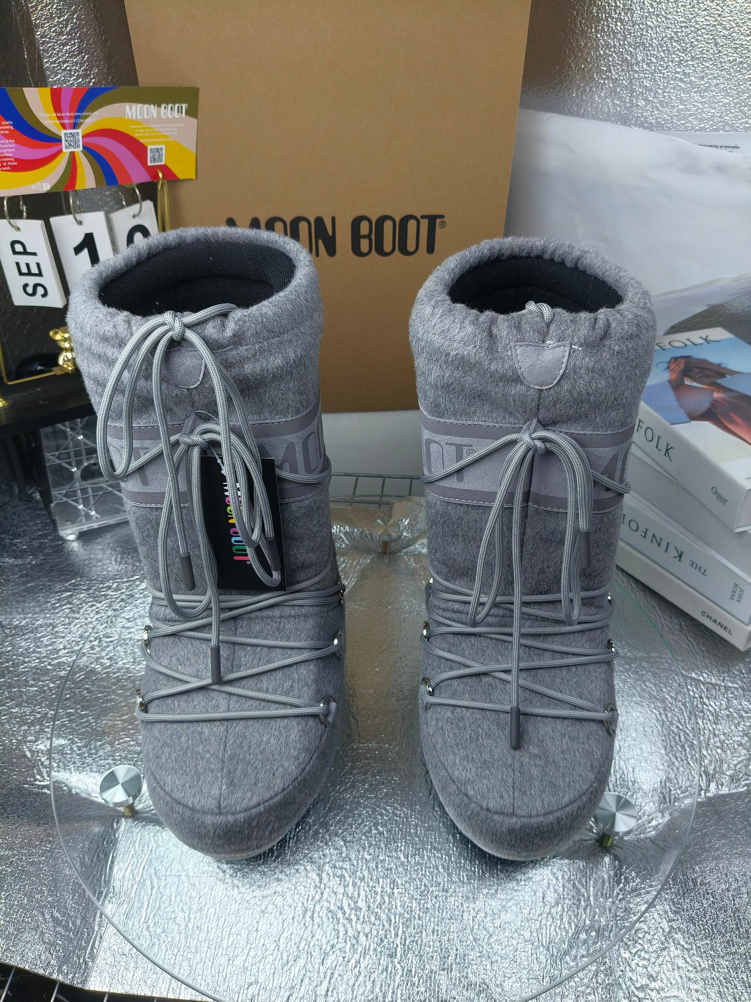  情侣款  滑雪季的宠儿
Moon Boot月亮靴雪地靴
在千禧年就已经非常火了
当年paris hilton、victoria beckham
等名人经常穿它，如今Y2K风潮再次流行
痞幼同款QQ秀穿搭
万人大秀的丑萌雪地靴重新翻红
不分男女不分左右
看着巨无霸巨实际配瑜伽裤巨显瘦
想要去北方的姐妹可以冲了
玩雪必备彻底杀疯
❶鞋面：进口防水布
❷内里：100%高端纤羽绵内胆
❸鞋底：热塑性橡胶
❹尺码：35－38，39-41，42－44
❺包装：moon boot原版透明手提袋
❻内增高：4cm