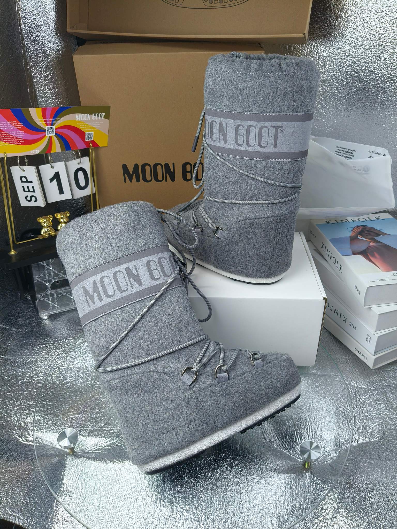  情侣款  滑雪季的宠儿
Moon Boot月亮靴雪地靴
在千禧年就已经非常火了
当年paris hilton、victoria beckham
等名人经常穿它，如今Y2K风潮再次流行
痞幼同款QQ秀穿搭
万人大秀的丑萌雪地靴重新翻红
不分男女不分左右
看着巨无霸巨实际配瑜伽裤巨显瘦
想要去北方的姐妹可以冲了
玩雪必备彻底杀疯
❶鞋面：进口防水布
❷内里：100%高端纤羽绵内胆
❸鞋底：热塑性橡胶
❹尺码：35－38，39-41，42－44
❺包装：moon boot原版透明手提袋
❻内增高：4cm