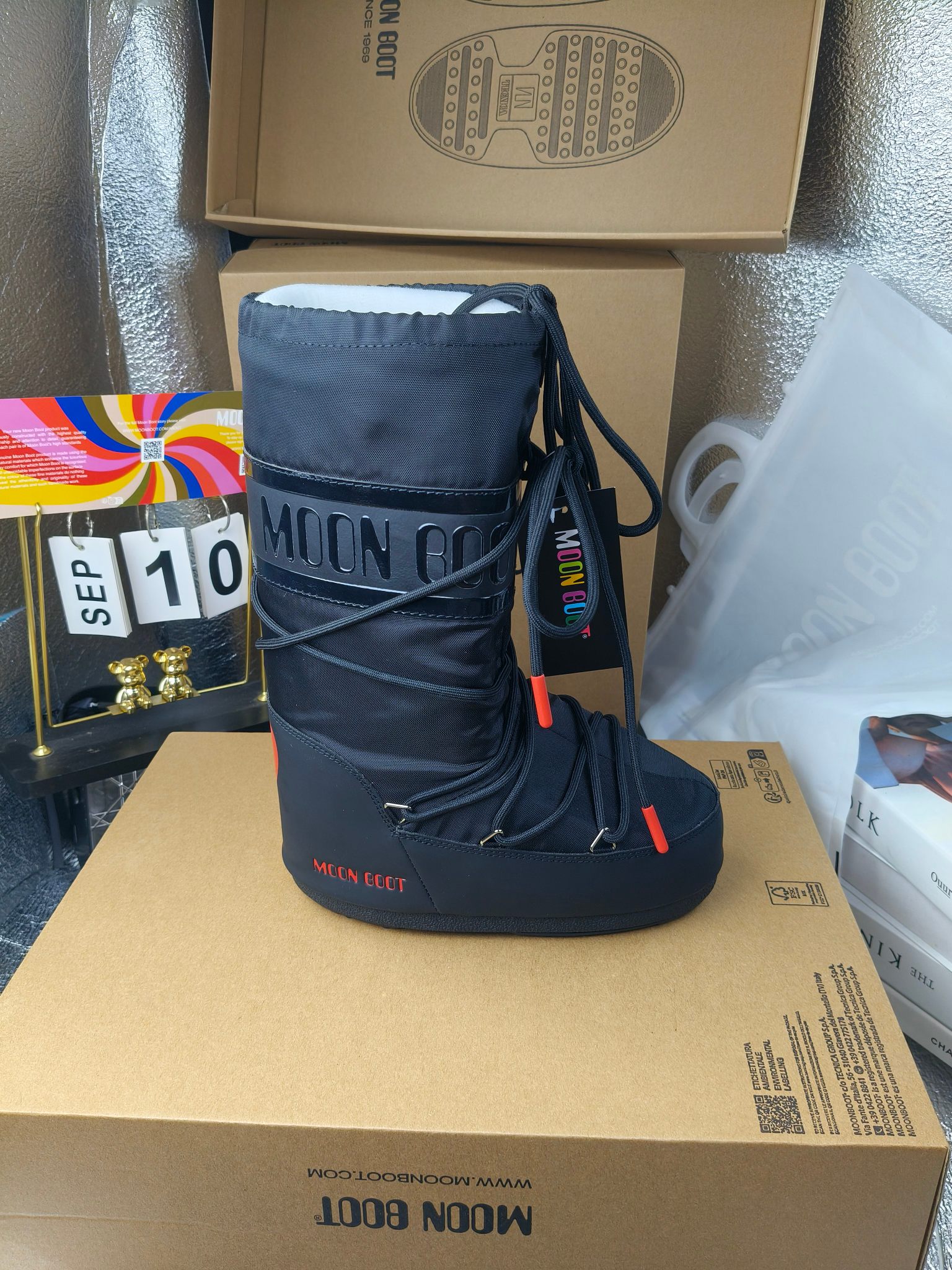  情侣款  滑雪季的宠儿
Moon Boot月亮靴雪地靴
在千禧年就已经非常火了
当年paris hilton、victoria beckham
等名人经常穿它，如今Y2K风潮再次流行
痞幼同款QQ秀穿搭
万人大秀的丑萌雪地靴重新翻红
不分男女不分左右
看着巨无霸巨实际配瑜伽裤巨显瘦
想要去北方的姐妹可以冲了
玩雪必备彻底杀疯
❶鞋面：进口防水布
❷内里：100%高端纤羽绵内胆
❸鞋底：热塑性橡胶
❹尺码：35－38，39-41，42－44
❺包装：moon boot原版透明手提袋
❻内增高：4cm