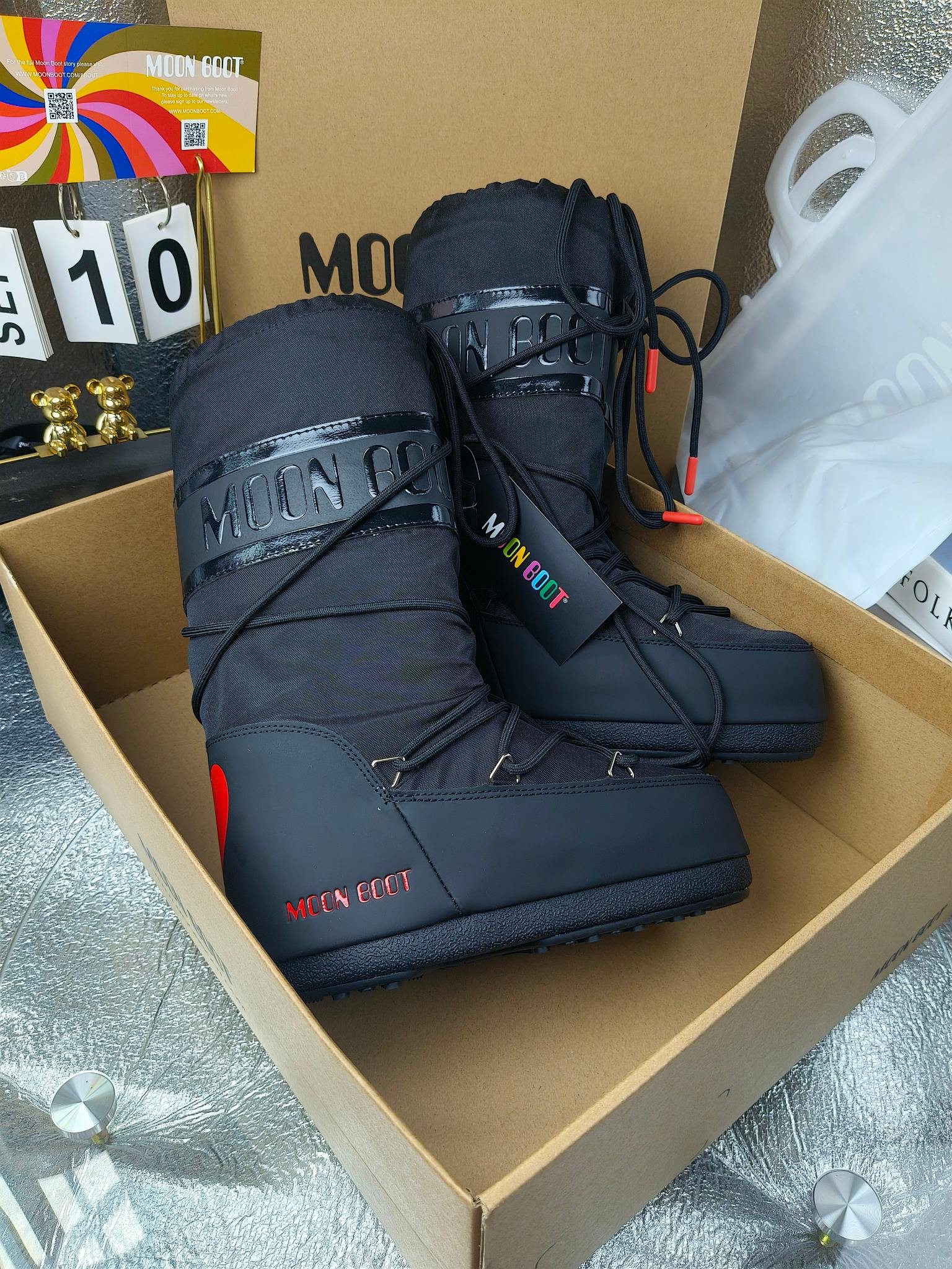  情侣款  滑雪季的宠儿
Moon Boot月亮靴雪地靴
在千禧年就已经非常火了
当年paris hilton、victoria beckham
等名人经常穿它，如今Y2K风潮再次流行
痞幼同款QQ秀穿搭
万人大秀的丑萌雪地靴重新翻红
不分男女不分左右
看着巨无霸巨实际配瑜伽裤巨显瘦
想要去北方的姐妹可以冲了
玩雪必备彻底杀疯
❶鞋面：进口防水布
❷内里：100%高端纤羽绵内胆
❸鞋底：热塑性橡胶
❹尺码：35－38，39-41，42－44
❺包装：moon boot原版透明手提袋
❻内增高：4cm