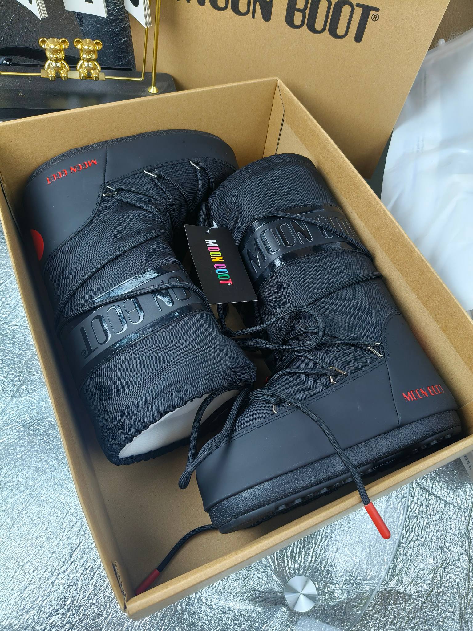  情侣款  滑雪季的宠儿
Moon Boot月亮靴雪地靴
在千禧年就已经非常火了
当年paris hilton、victoria beckham
等名人经常穿它，如今Y2K风潮再次流行
痞幼同款QQ秀穿搭
万人大秀的丑萌雪地靴重新翻红
不分男女不分左右
看着巨无霸巨实际配瑜伽裤巨显瘦
想要去北方的姐妹可以冲了
玩雪必备彻底杀疯
❶鞋面：进口防水布
❷内里：100%高端纤羽绵内胆
❸鞋底：热塑性橡胶
❹尺码：35－38，39-41，42－44
❺包装：moon boot原版透明手提袋
❻内增高：4cm