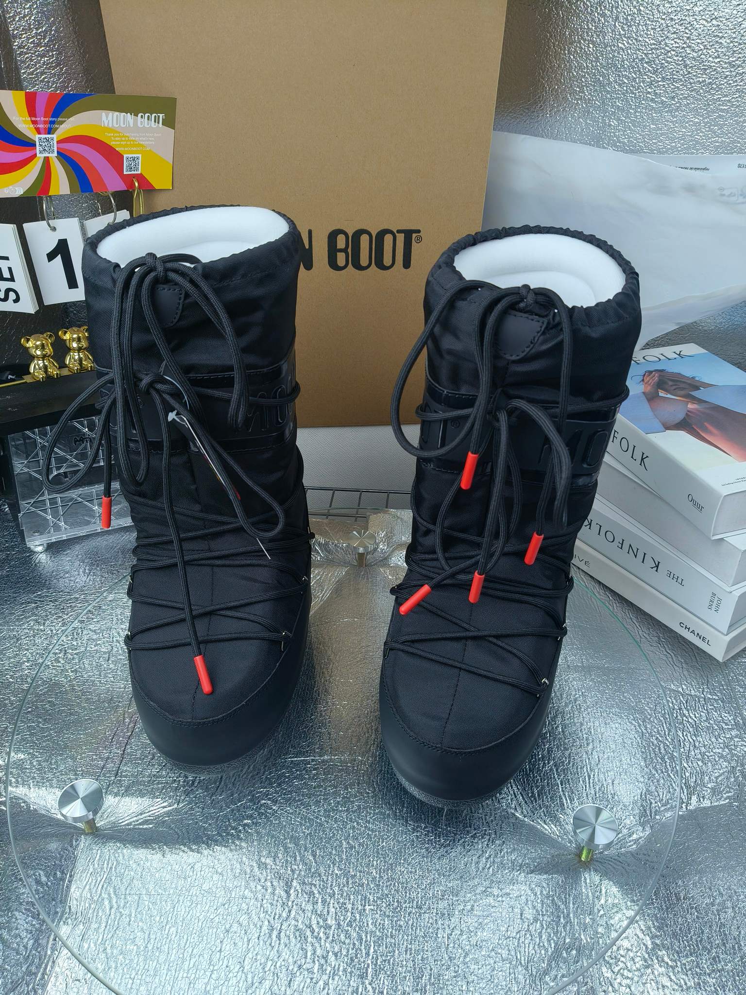  情侣款  滑雪季的宠儿
Moon Boot月亮靴雪地靴
在千禧年就已经非常火了
当年paris hilton、victoria beckham
等名人经常穿它，如今Y2K风潮再次流行
痞幼同款QQ秀穿搭
万人大秀的丑萌雪地靴重新翻红
不分男女不分左右
看着巨无霸巨实际配瑜伽裤巨显瘦
想要去北方的姐妹可以冲了
玩雪必备彻底杀疯
❶鞋面：进口防水布
❷内里：100%高端纤羽绵内胆
❸鞋底：热塑性橡胶
❹尺码：35－38，39-41，42－44
❺包装：moon boot原版透明手提袋
❻内增高：4cm