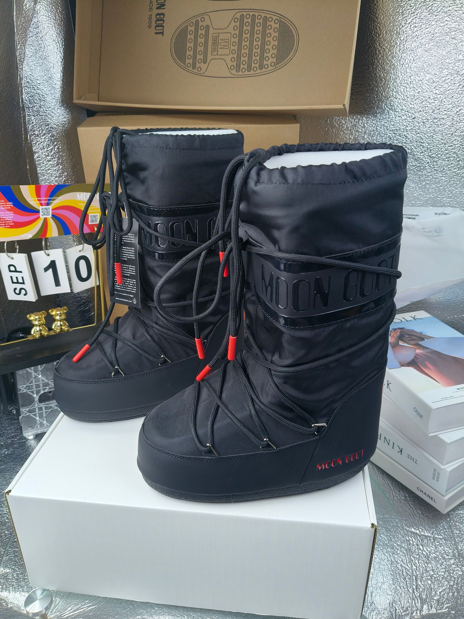  情侣款  滑雪季的宠儿
Moon Boot月亮靴雪地靴
在千禧年就已经非常火了
当年paris hilton、victoria beckham
等名人经常穿它，如今Y2K风潮再次流行
痞幼同款QQ秀穿搭
万人大秀的丑萌雪地靴重新翻红
不分男女不分左右
看着巨无霸巨实际配瑜伽裤巨显瘦
想要去北方的姐妹可以冲了
玩雪必备彻底杀疯
❶鞋面：进口防水布
❷内里：100%高端纤羽绵内胆
❸鞋底：热塑性橡胶
❹尺码：35－38，39-41，42－44
❺包装：moon boot原版透明手提袋
❻内增高：4cm