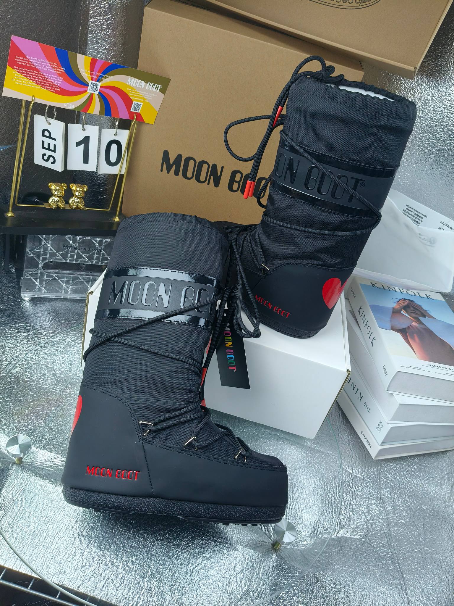  情侣款  滑雪季的宠儿
Moon Boot月亮靴雪地靴
在千禧年就已经非常火了
当年paris hilton、victoria beckham
等名人经常穿它，如今Y2K风潮再次流行
痞幼同款QQ秀穿搭
万人大秀的丑萌雪地靴重新翻红
不分男女不分左右
看着巨无霸巨实际配瑜伽裤巨显瘦
想要去北方的姐妹可以冲了
玩雪必备彻底杀疯
❶鞋面：进口防水布
❷内里：100%高端纤羽绵内胆
❸鞋底：热塑性橡胶
❹尺码：35－38，39-41，42－44
❺包装：moon boot原版透明手提袋
❻内增高：4cm