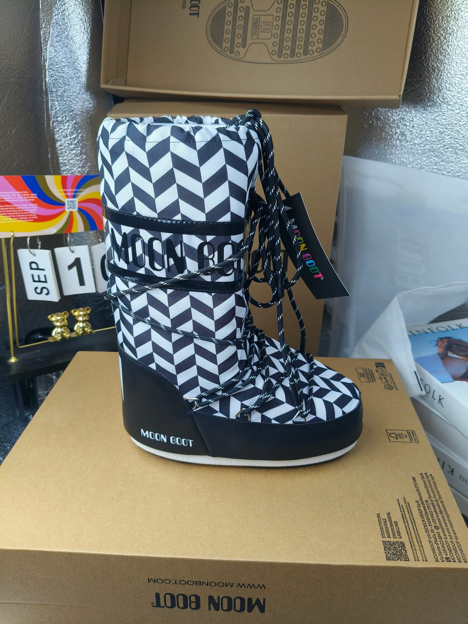  情侣款  滑雪季的宠儿
Moon Boot月亮靴雪地靴
在千禧年就已经非常火了
当年paris hilton、victoria beckham
等名人经常穿它，如今Y2K风潮再次流行
痞幼同款QQ秀穿搭
万人大秀的丑萌雪地靴重新翻红
不分男女不分左右
看着巨无霸巨实际配瑜伽裤巨显瘦
想要去北方的姐妹可以冲了
玩雪必备彻底杀疯
❶鞋面：进口防水布
❷内里：100%高端纤羽绵内胆
❸鞋底：热塑性橡胶
❹尺码：35－38，39-41，42－44
❺包装：moon boot原版透明手提袋
❻内增高：4cm