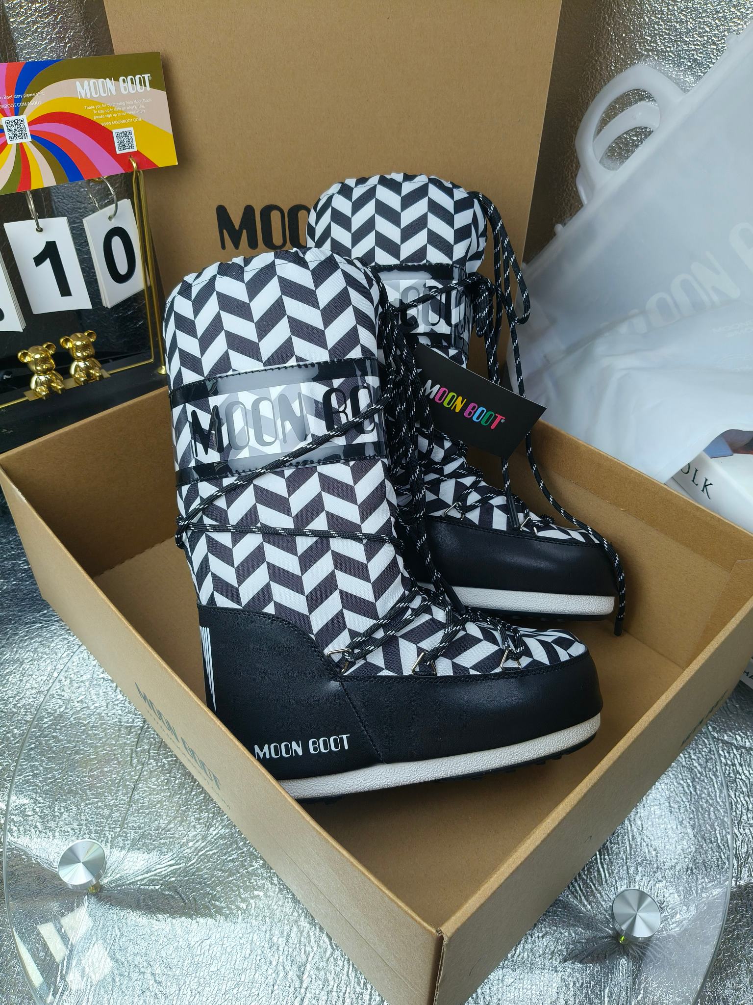  情侣款  滑雪季的宠儿
Moon Boot月亮靴雪地靴
在千禧年就已经非常火了
当年paris hilton、victoria beckham
等名人经常穿它，如今Y2K风潮再次流行
痞幼同款QQ秀穿搭
万人大秀的丑萌雪地靴重新翻红
不分男女不分左右
看着巨无霸巨实际配瑜伽裤巨显瘦
想要去北方的姐妹可以冲了
玩雪必备彻底杀疯
❶鞋面：进口防水布
❷内里：100%高端纤羽绵内胆
❸鞋底：热塑性橡胶
❹尺码：35－38，39-41，42－44
❺包装：moon boot原版透明手提袋
❻内增高：4cm