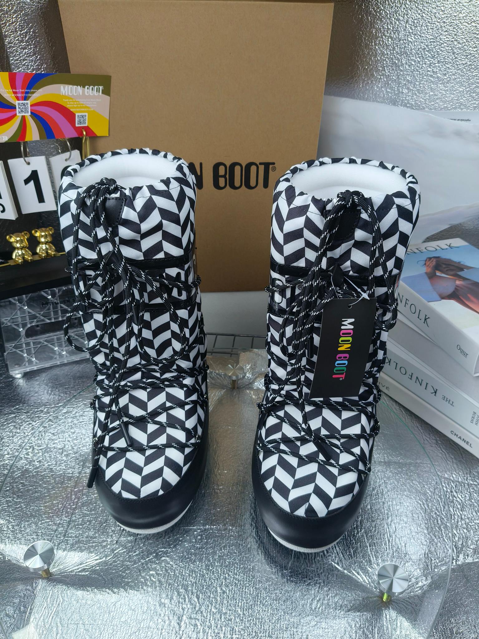  情侣款  滑雪季的宠儿
Moon Boot月亮靴雪地靴
在千禧年就已经非常火了
当年paris hilton、victoria beckham
等名人经常穿它，如今Y2K风潮再次流行
痞幼同款QQ秀穿搭
万人大秀的丑萌雪地靴重新翻红
不分男女不分左右
看着巨无霸巨实际配瑜伽裤巨显瘦
想要去北方的姐妹可以冲了
玩雪必备彻底杀疯
❶鞋面：进口防水布
❷内里：100%高端纤羽绵内胆
❸鞋底：热塑性橡胶
❹尺码：35－38，39-41，42－44
❺包装：moon boot原版透明手提袋
❻内增高：4cm