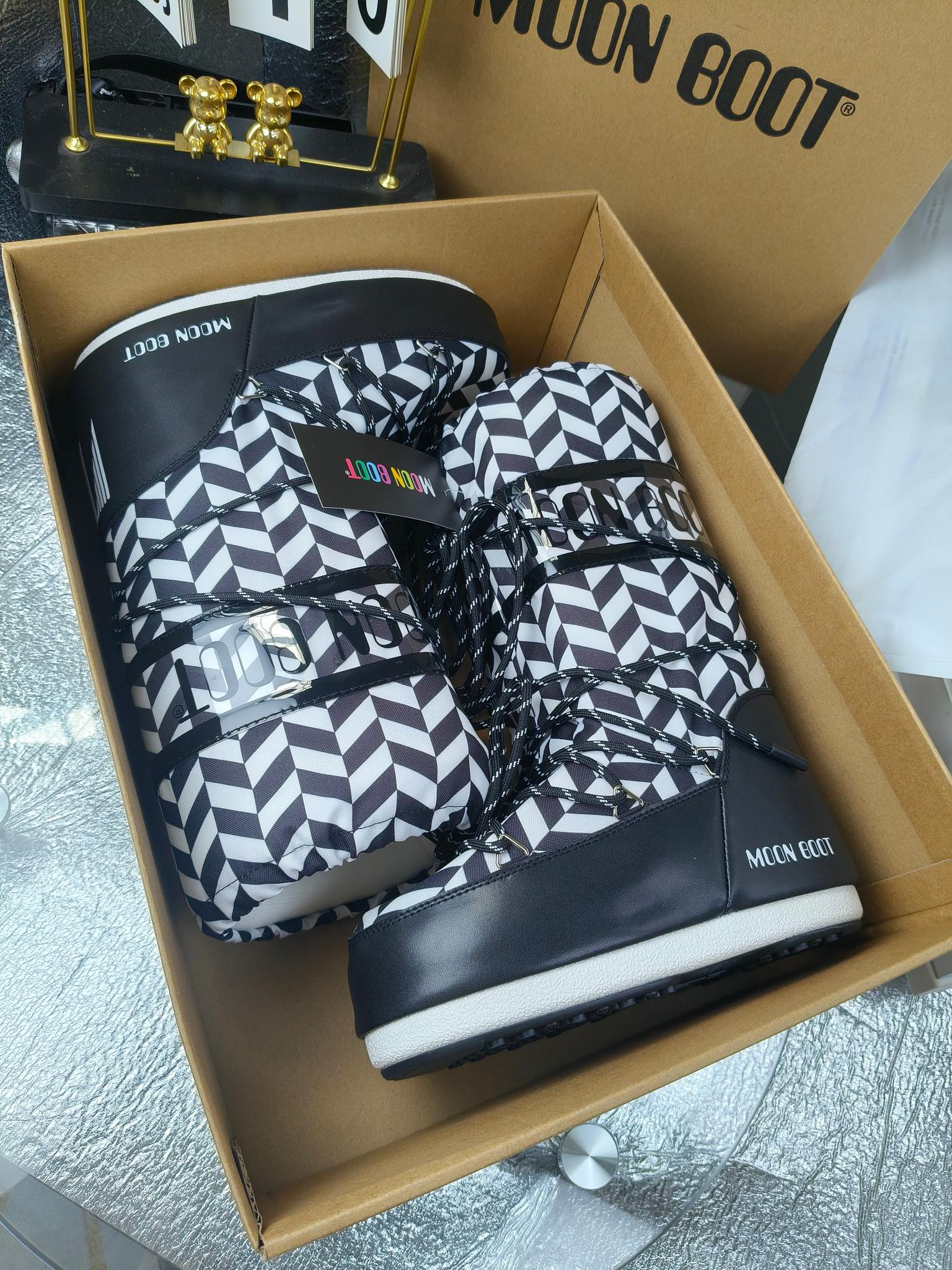  情侣款  滑雪季的宠儿
Moon Boot月亮靴雪地靴
在千禧年就已经非常火了
当年paris hilton、victoria beckham
等名人经常穿它，如今Y2K风潮再次流行
痞幼同款QQ秀穿搭
万人大秀的丑萌雪地靴重新翻红
不分男女不分左右
看着巨无霸巨实际配瑜伽裤巨显瘦
想要去北方的姐妹可以冲了
玩雪必备彻底杀疯
❶鞋面：进口防水布
❷内里：100%高端纤羽绵内胆
❸鞋底：热塑性橡胶
❹尺码：35－38，39-41，42－44
❺包装：moon boot原版透明手提袋
❻内增高：4cm