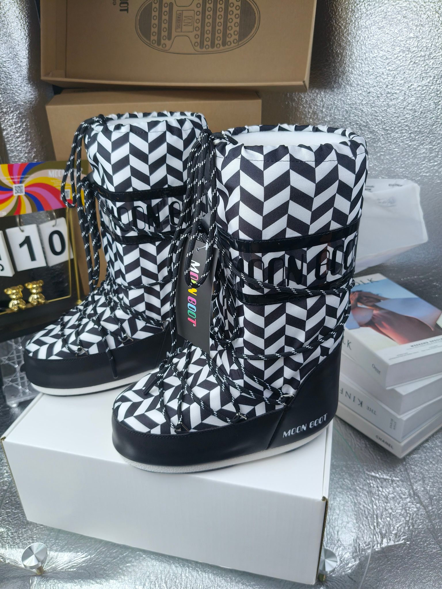  情侣款  滑雪季的宠儿
Moon Boot月亮靴雪地靴
在千禧年就已经非常火了
当年paris hilton、victoria beckham
等名人经常穿它，如今Y2K风潮再次流行
痞幼同款QQ秀穿搭
万人大秀的丑萌雪地靴重新翻红
不分男女不分左右
看着巨无霸巨实际配瑜伽裤巨显瘦
想要去北方的姐妹可以冲了
玩雪必备彻底杀疯
❶鞋面：进口防水布
❷内里：100%高端纤羽绵内胆
❸鞋底：热塑性橡胶
❹尺码：35－38，39-41，42－44
❺包装：moon boot原版透明手提袋
❻内增高：4cm