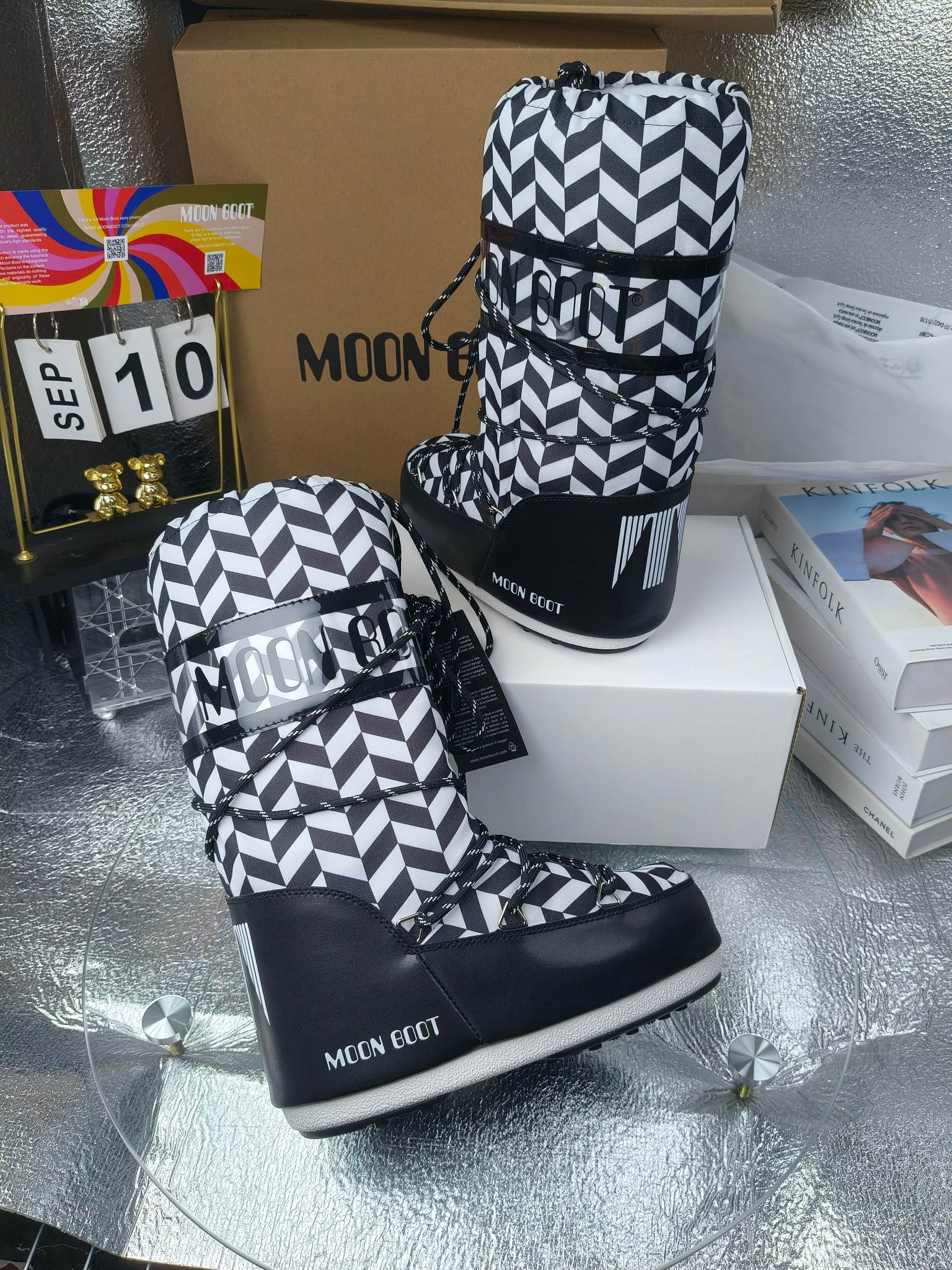  情侣款  滑雪季的宠儿
Moon Boot月亮靴雪地靴
在千禧年就已经非常火了
当年paris hilton、victoria beckham
等名人经常穿它，如今Y2K风潮再次流行
痞幼同款QQ秀穿搭
万人大秀的丑萌雪地靴重新翻红
不分男女不分左右
看着巨无霸巨实际配瑜伽裤巨显瘦
想要去北方的姐妹可以冲了
玩雪必备彻底杀疯
❶鞋面：进口防水布
❷内里：100%高端纤羽绵内胆
❸鞋底：热塑性橡胶
❹尺码：35－38，39-41，42－44
❺包装：moon boot原版透明手提袋
❻内增高：4cm